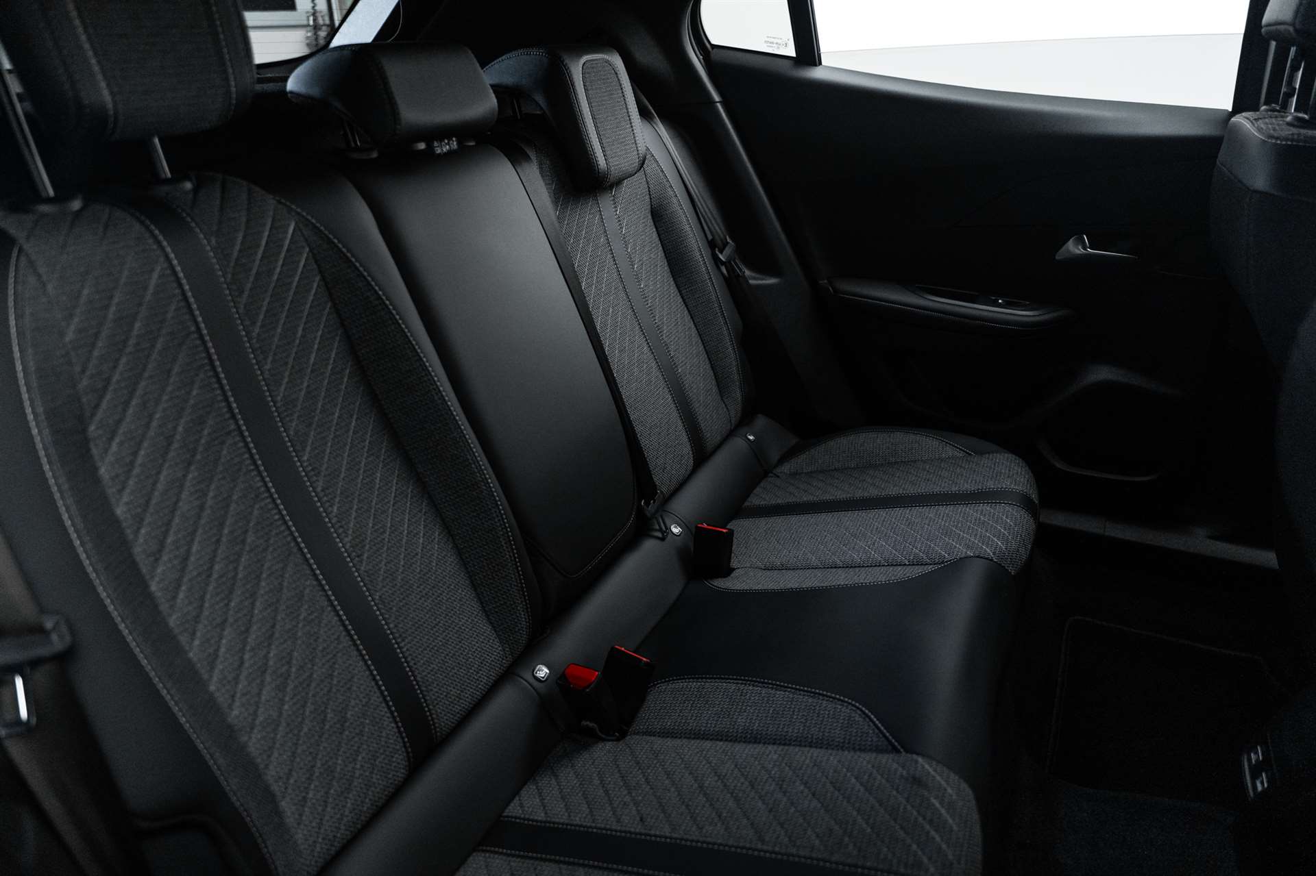 PEUGEOT 2008 1.2 PureTech Allure Premium Automat-image-13