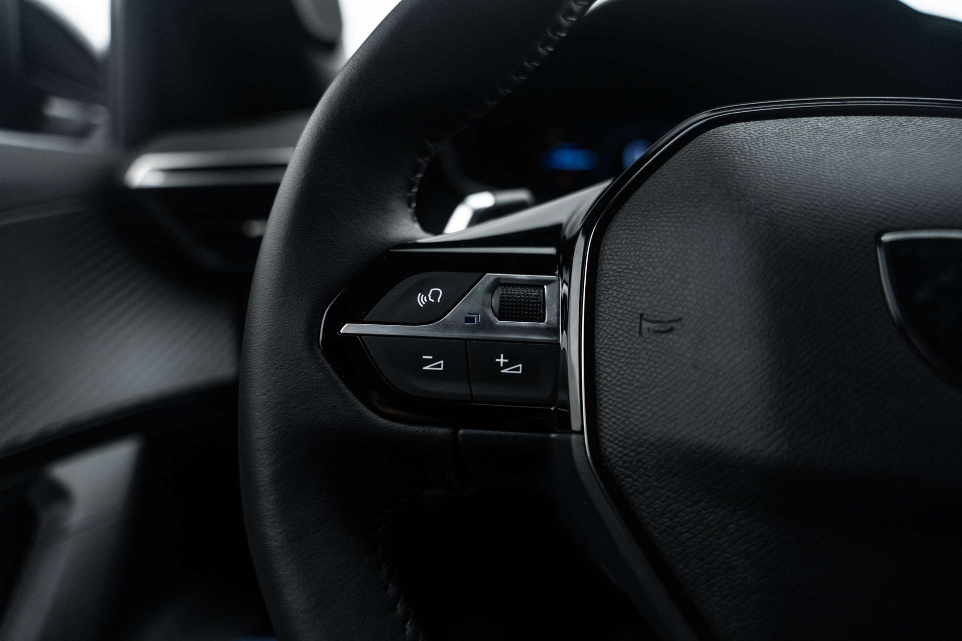 PEUGEOT 2008 1.2 PureTech Allure Premium Automat-image-14