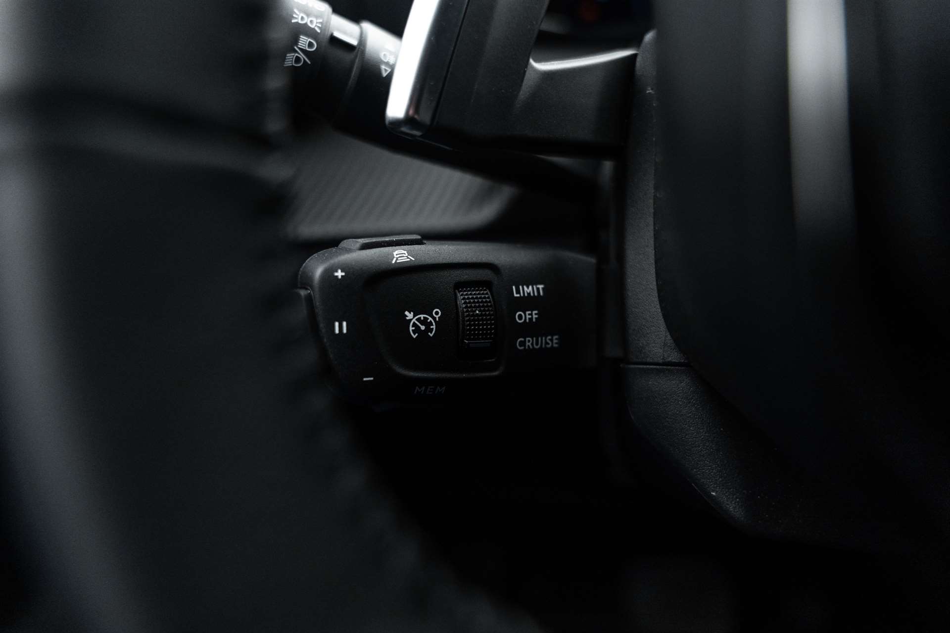 PEUGEOT 2008 1.2 PureTech Allure Premium Automat-image-15