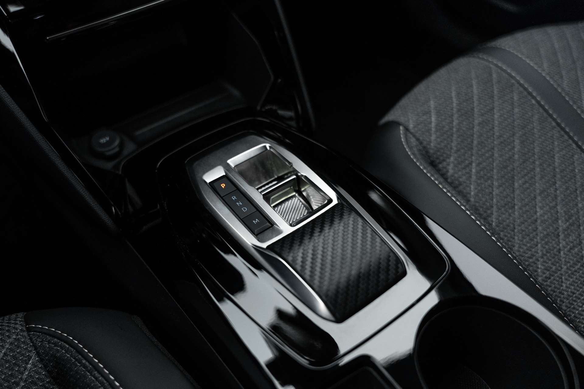 PEUGEOT 2008 1.2 PureTech Allure Premium Automat-image-25
