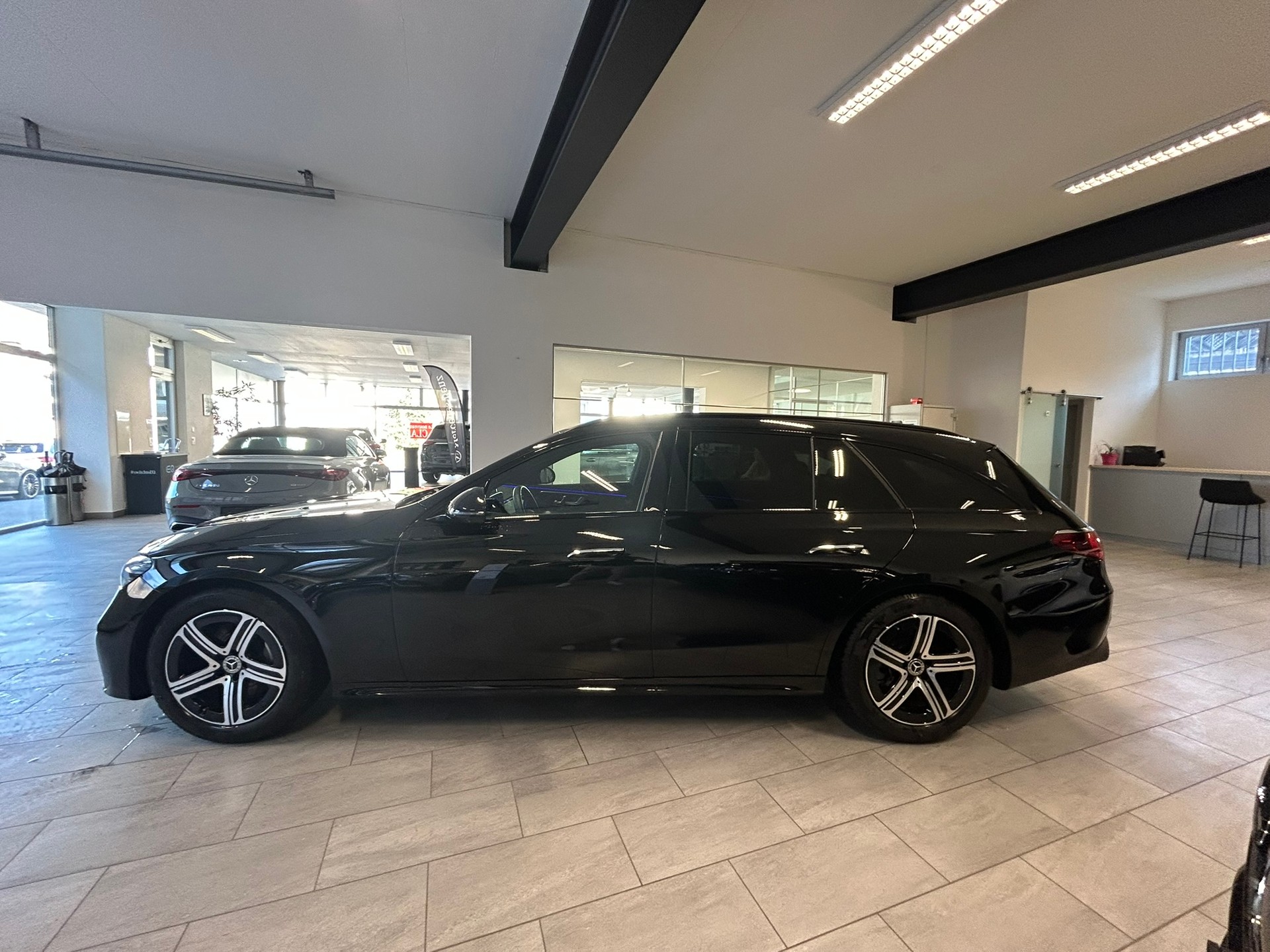 MERCEDES-BENZ E 200 T 9G-Tronic 4Matic AMG Line-image-3