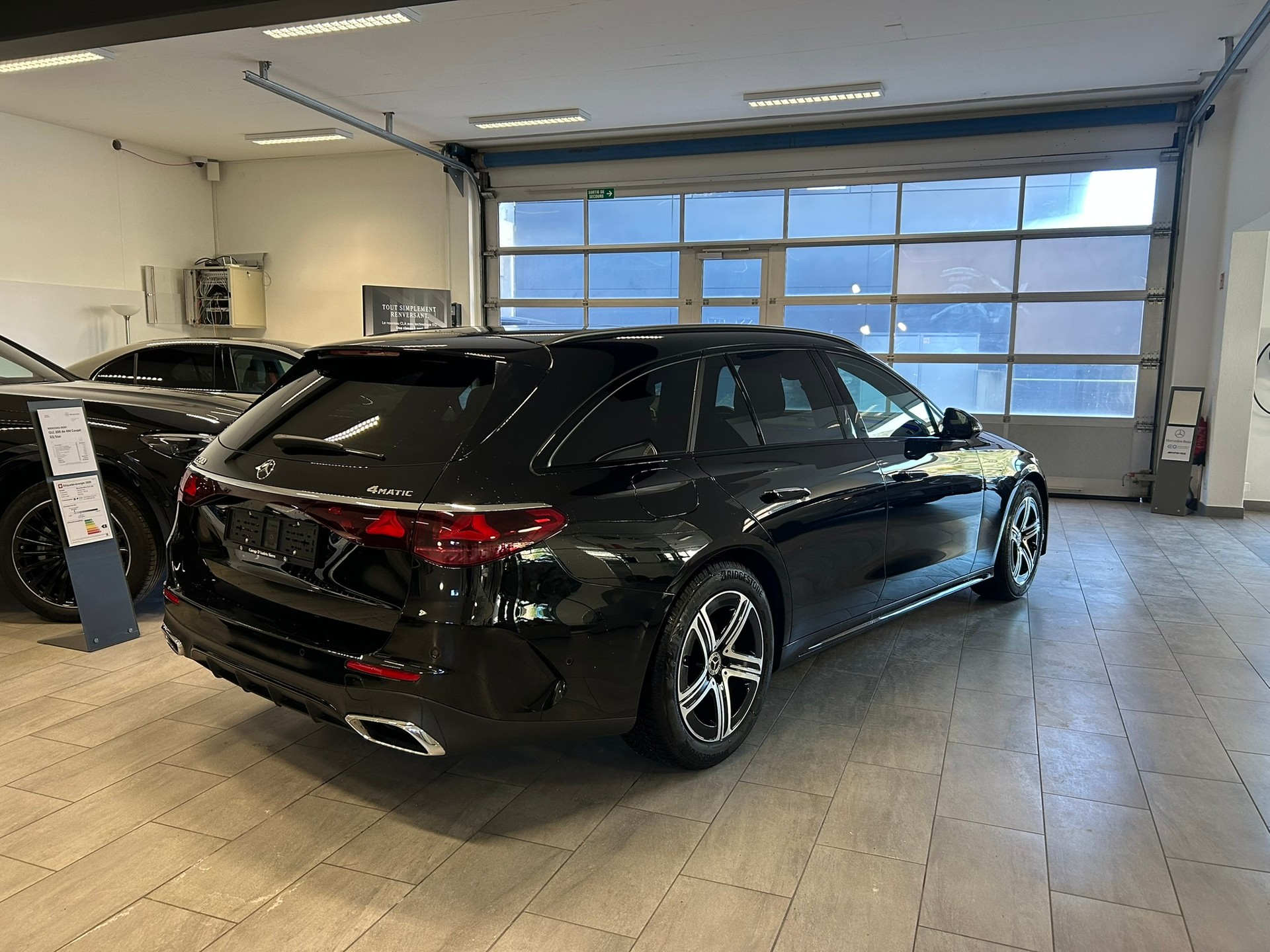 MERCEDES-BENZ E 200 T 9G-Tronic 4Matic AMG Line-image-4