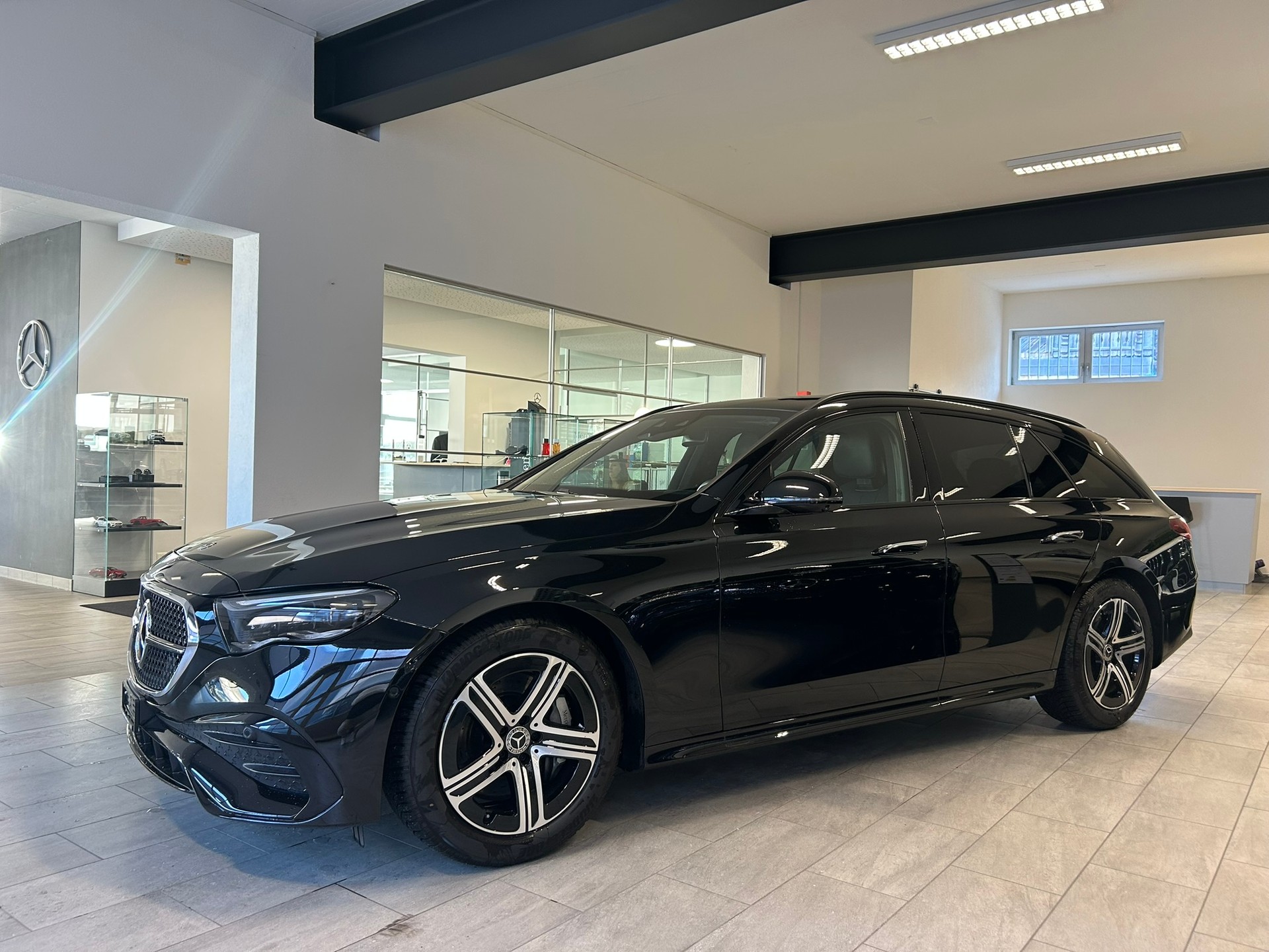 MERCEDES-BENZ E 200 T 9G-Tronic 4Matic AMG Line-image-1