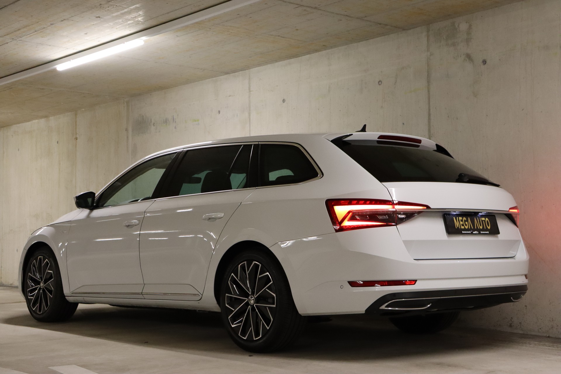 SKODA SUPERB COMBI 2.0 TDI L&K DSG ** FAHRASSISTENZ-PAKET ** 360 GRAD KAMERA ** SITZKÜHLUNG-/MASSAGE ** AHK **-image-6