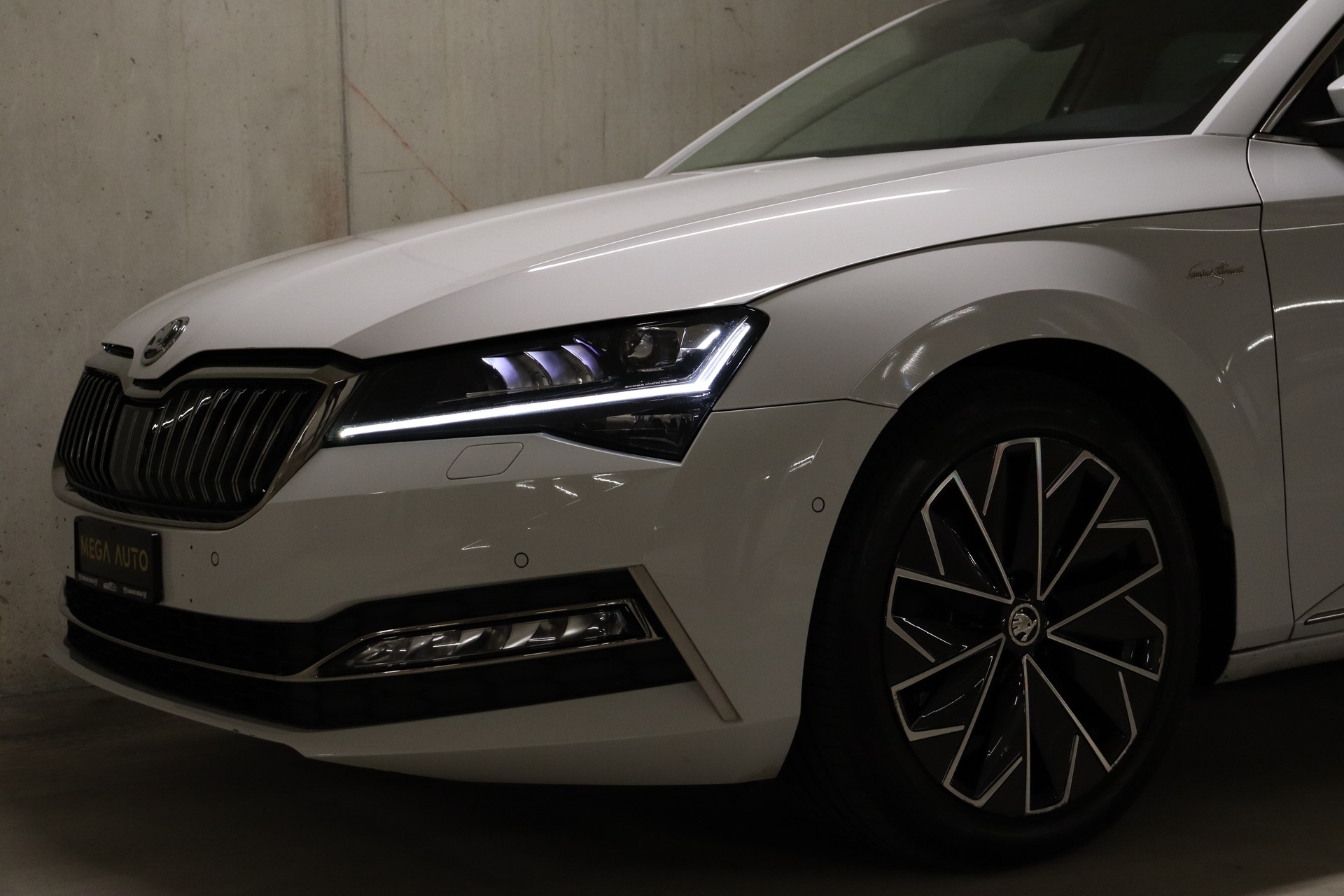 SKODA SUPERB COMBI 2.0 TDI L&K DSG ** FAHRASSISTENZ-PAKET ** 360 GRAD KAMERA ** SITZKÜHLUNG-/MASSAGE ** AHK **-showroom-element-2