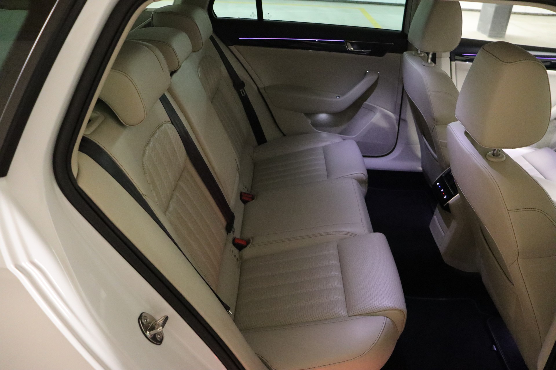 SKODA SUPERB COMBI 2.0 TDI L&K DSG ** FAHRASSISTENZ-PAKET ** 360 GRAD KAMERA ** SITZKÜHLUNG-/MASSAGE ** AHK **-image-16