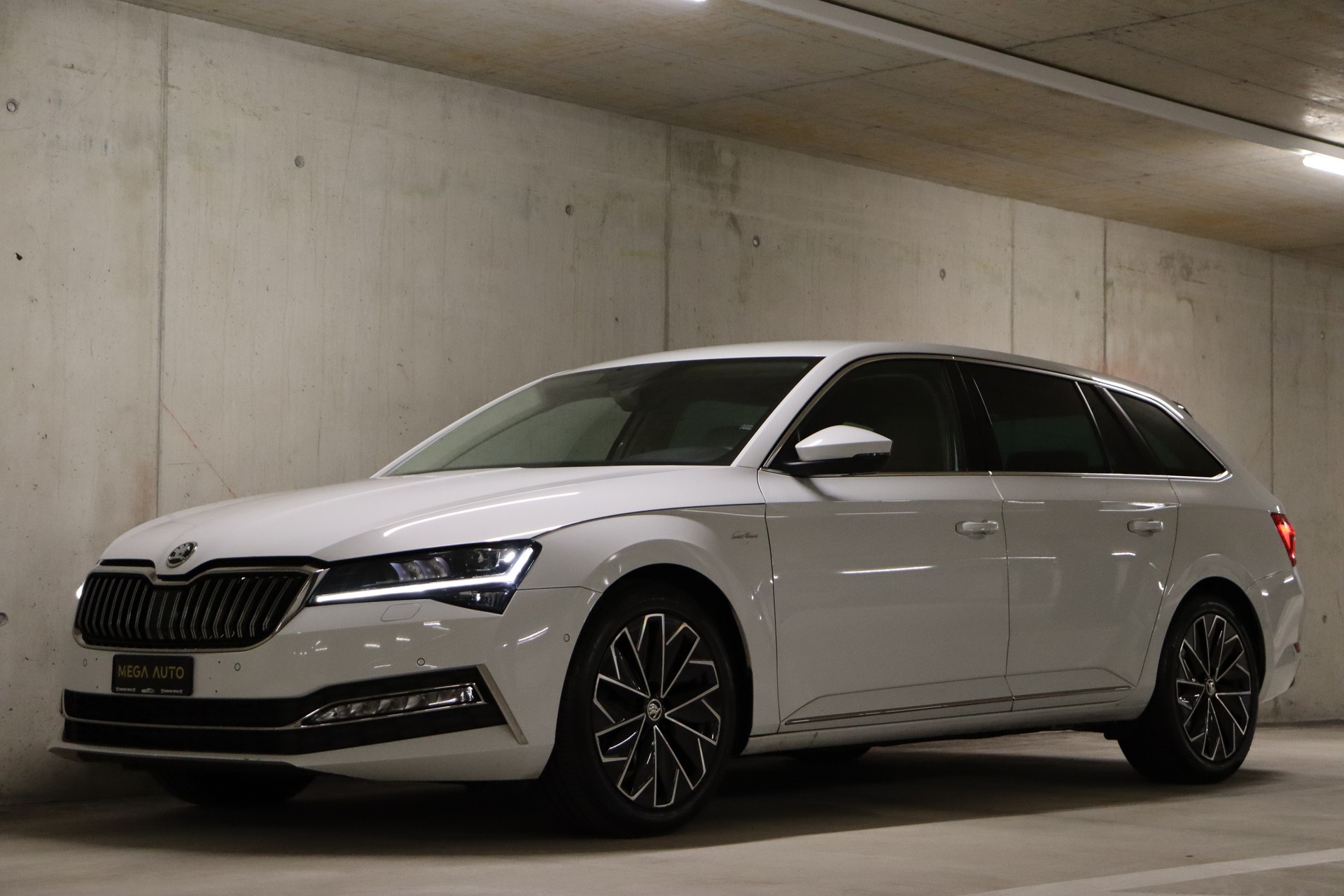 SKODA SUPERB COMBI 2.0 TDI L&K DSG ** FAHRASSISTENZ-PAKET ** 360 GRAD KAMERA ** SITZKÜHLUNG-/MASSAGE ** AHK **