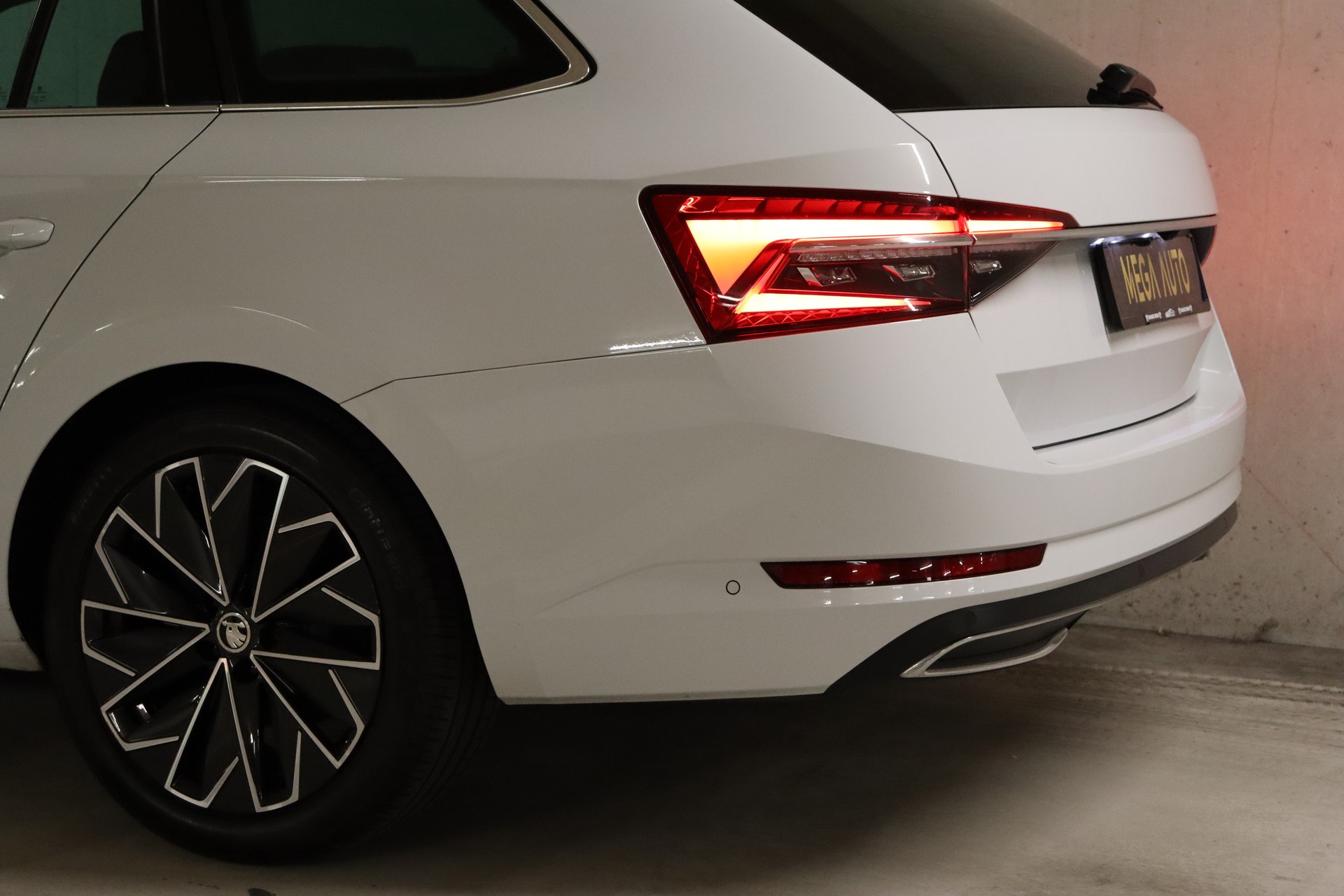 SKODA SUPERB COMBI 2.0 TDI L&K DSG ** FAHRASSISTENZ-PAKET ** 360 GRAD KAMERA ** SITZKÜHLUNG-/MASSAGE ** AHK **-image-7