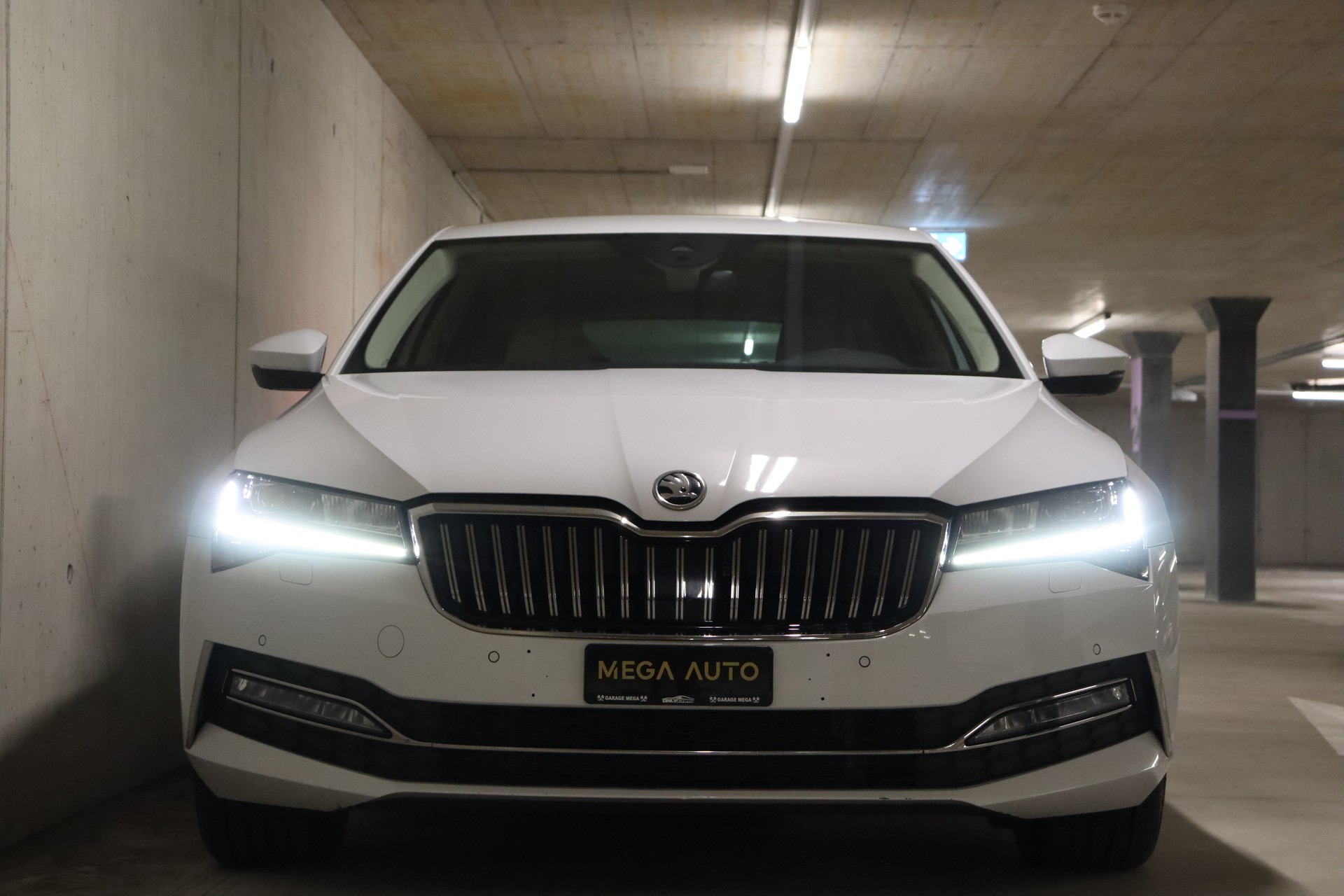 SKODA SUPERB COMBI 2.0 TDI L&K DSG ** FAHRASSISTENZ-PAKET ** 360 GRAD KAMERA ** SITZKÜHLUNG-/MASSAGE ** AHK **-showroom-element-1