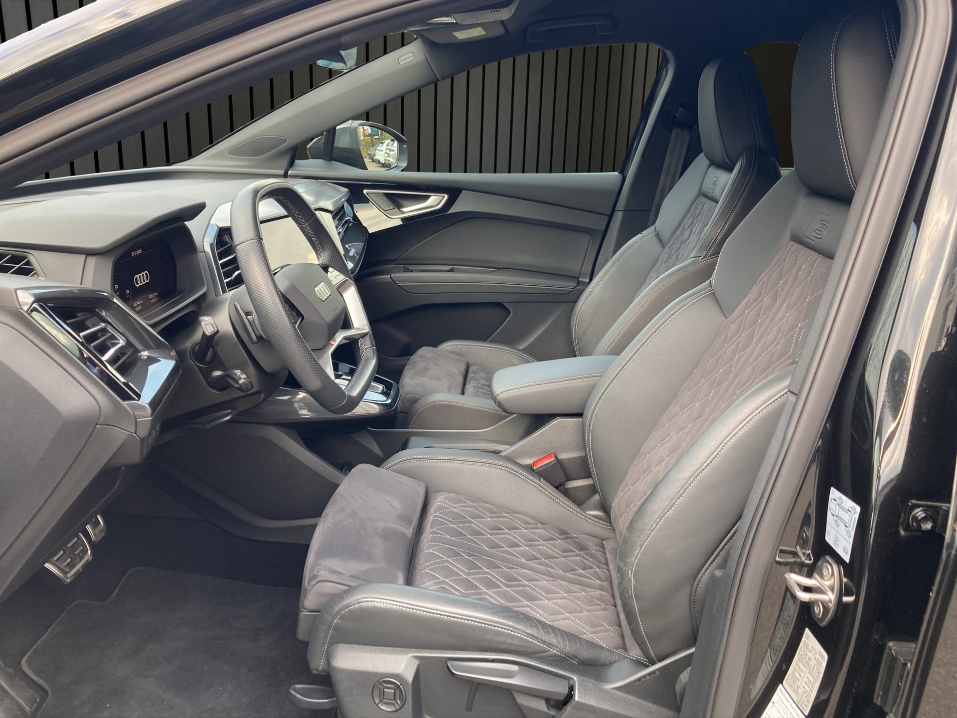 AUDI Q4 e-tron Sportback 50 quattro-image-8