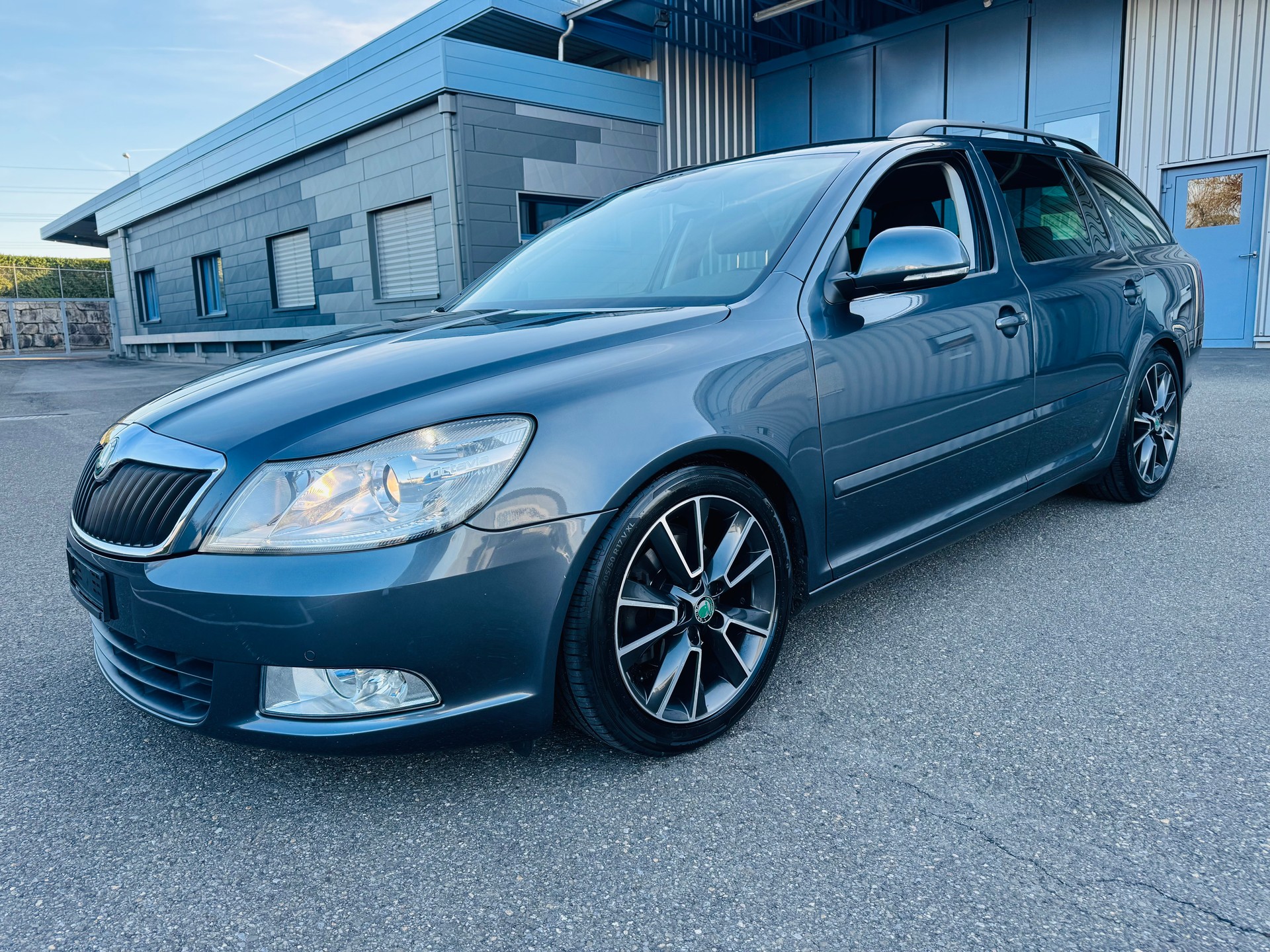 SKODA Octavia Combi 1.8 TSI Elegance-image-0