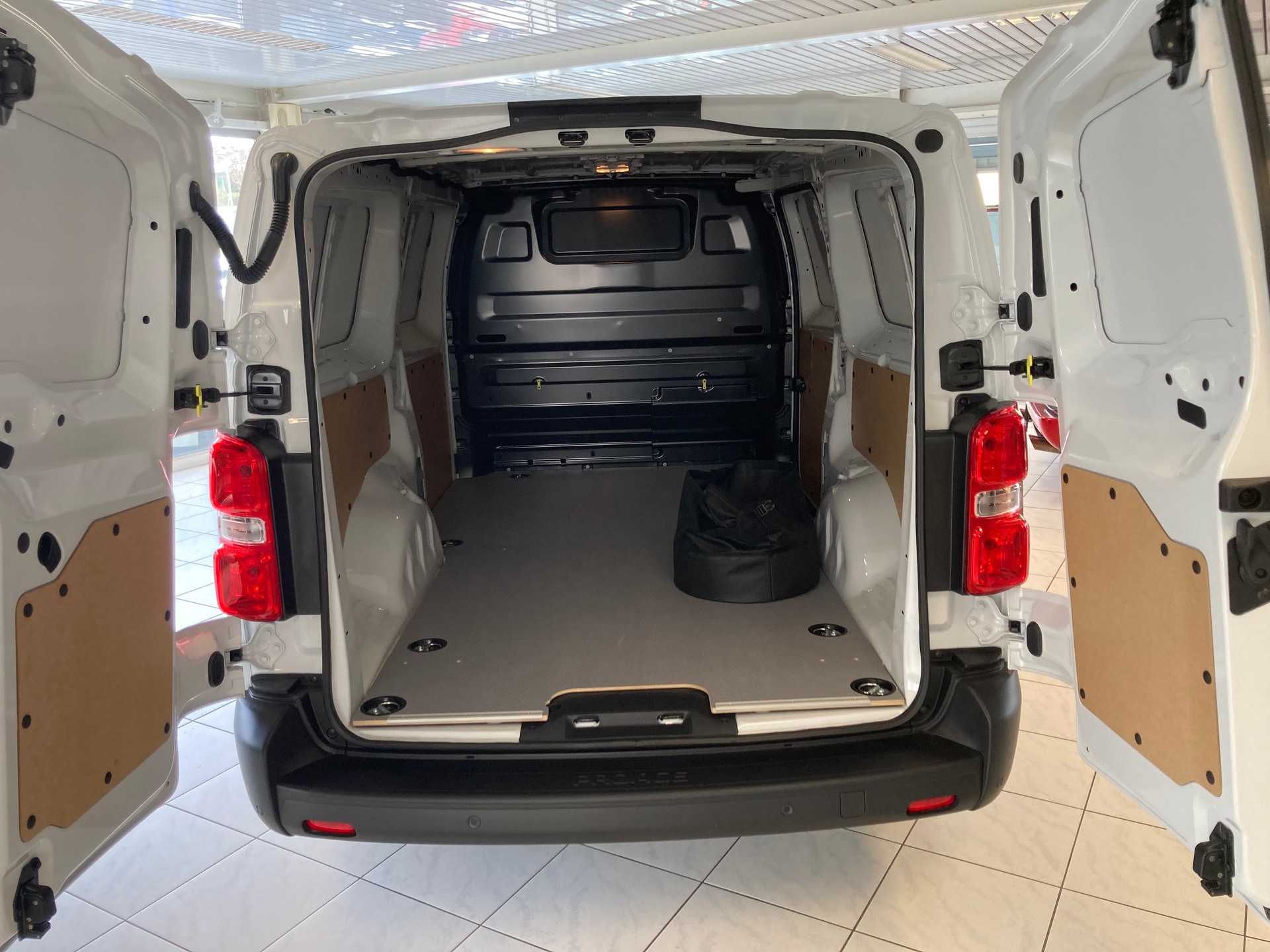 TOYOTA Proace EV 75kWh Long Advanced-image-8