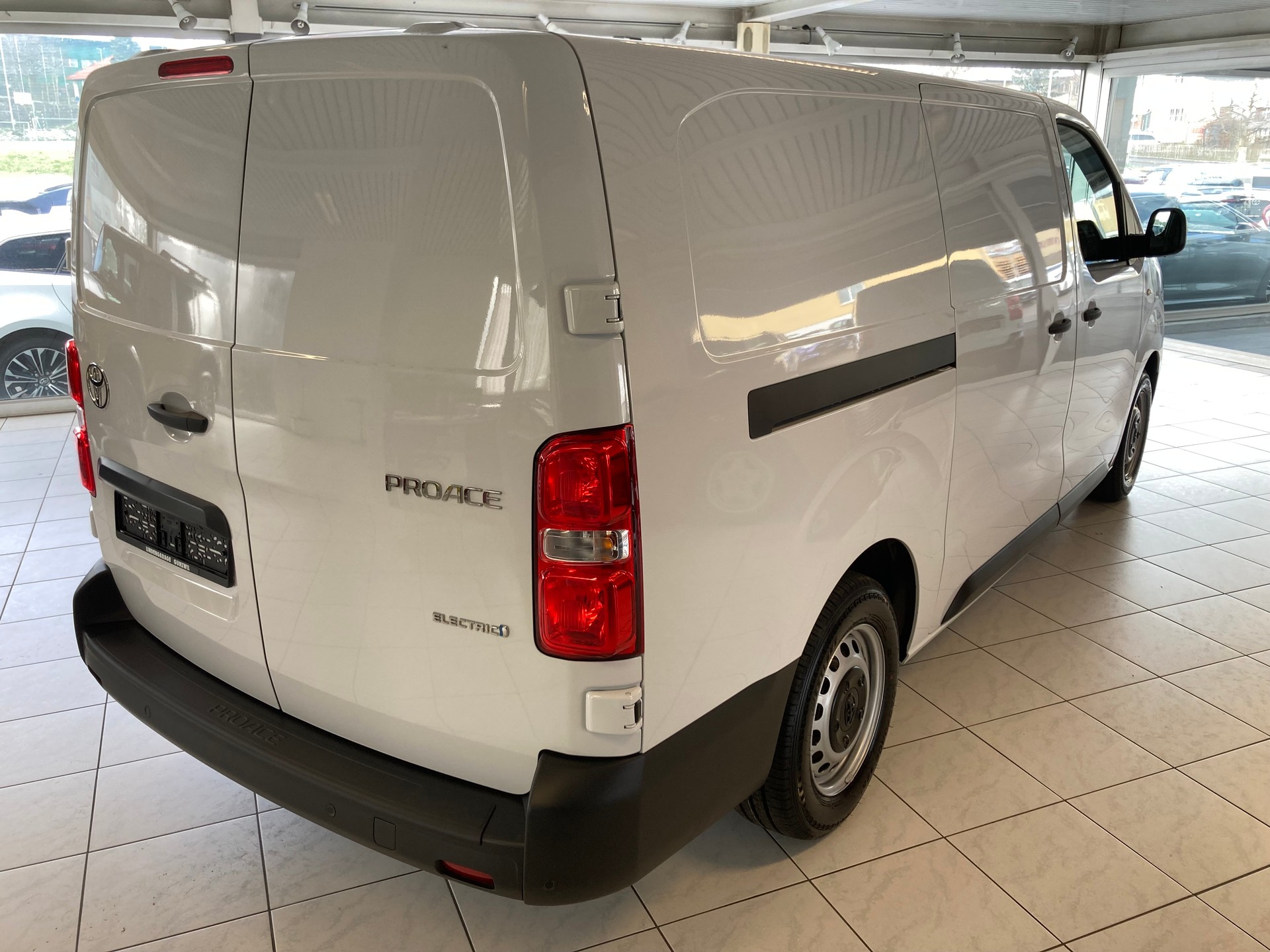 TOYOTA Proace EV 75kWh Long Advanced-image-4