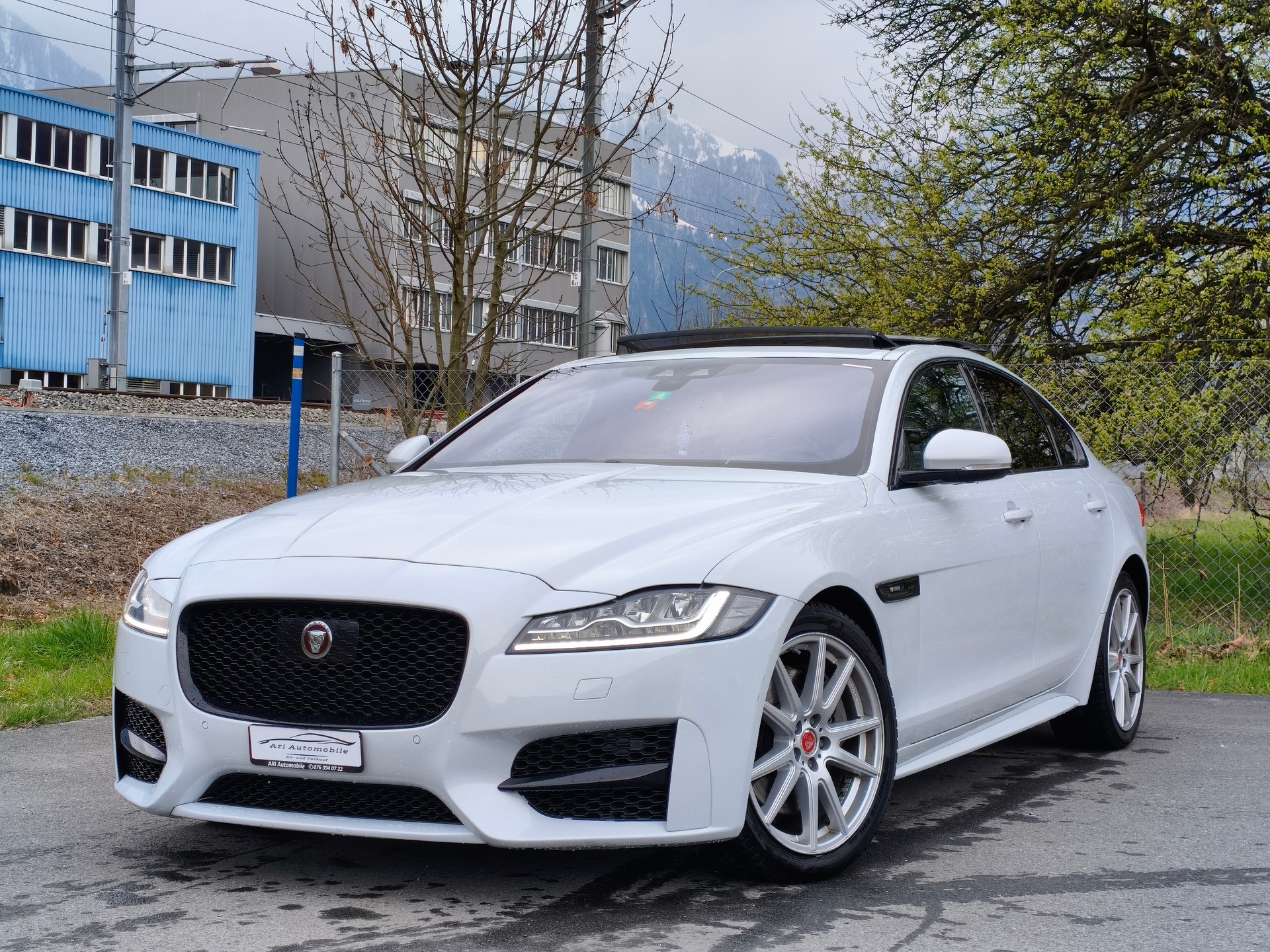 JAGUAR XF 30d R-Sport Automatic-image-1