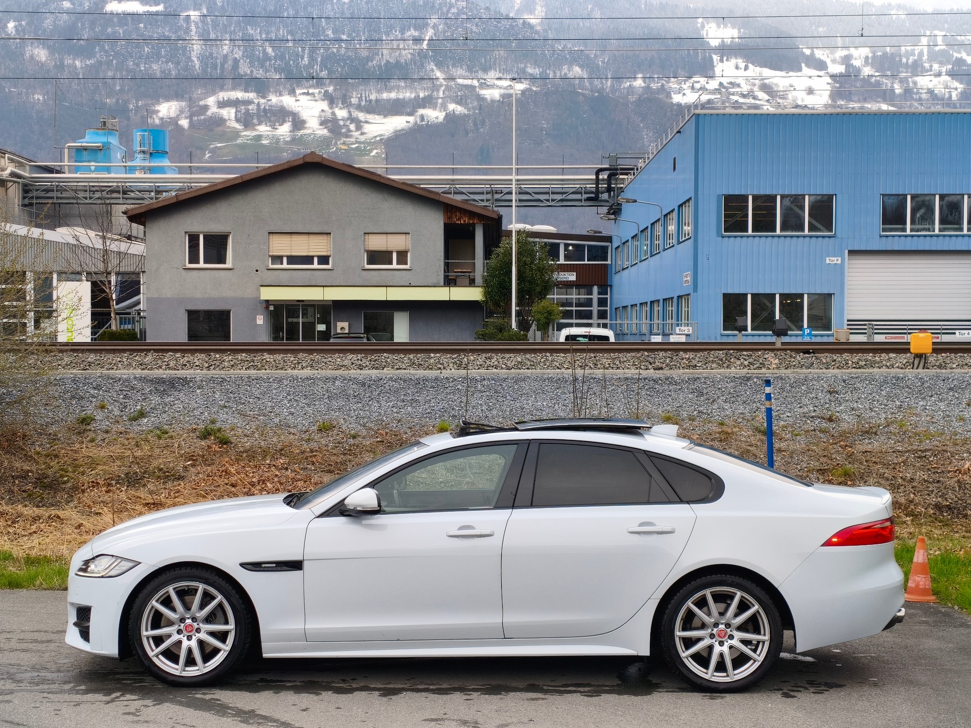 JAGUAR XF 30d R-Sport Automatic-image-9