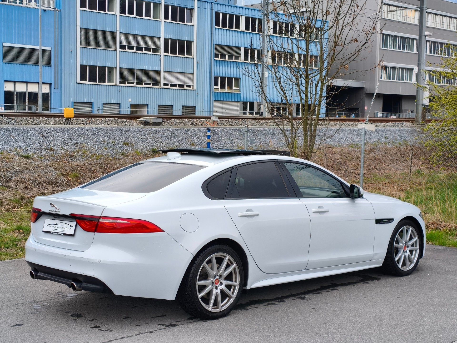 JAGUAR XF 30d R-Sport Automatic-image-5