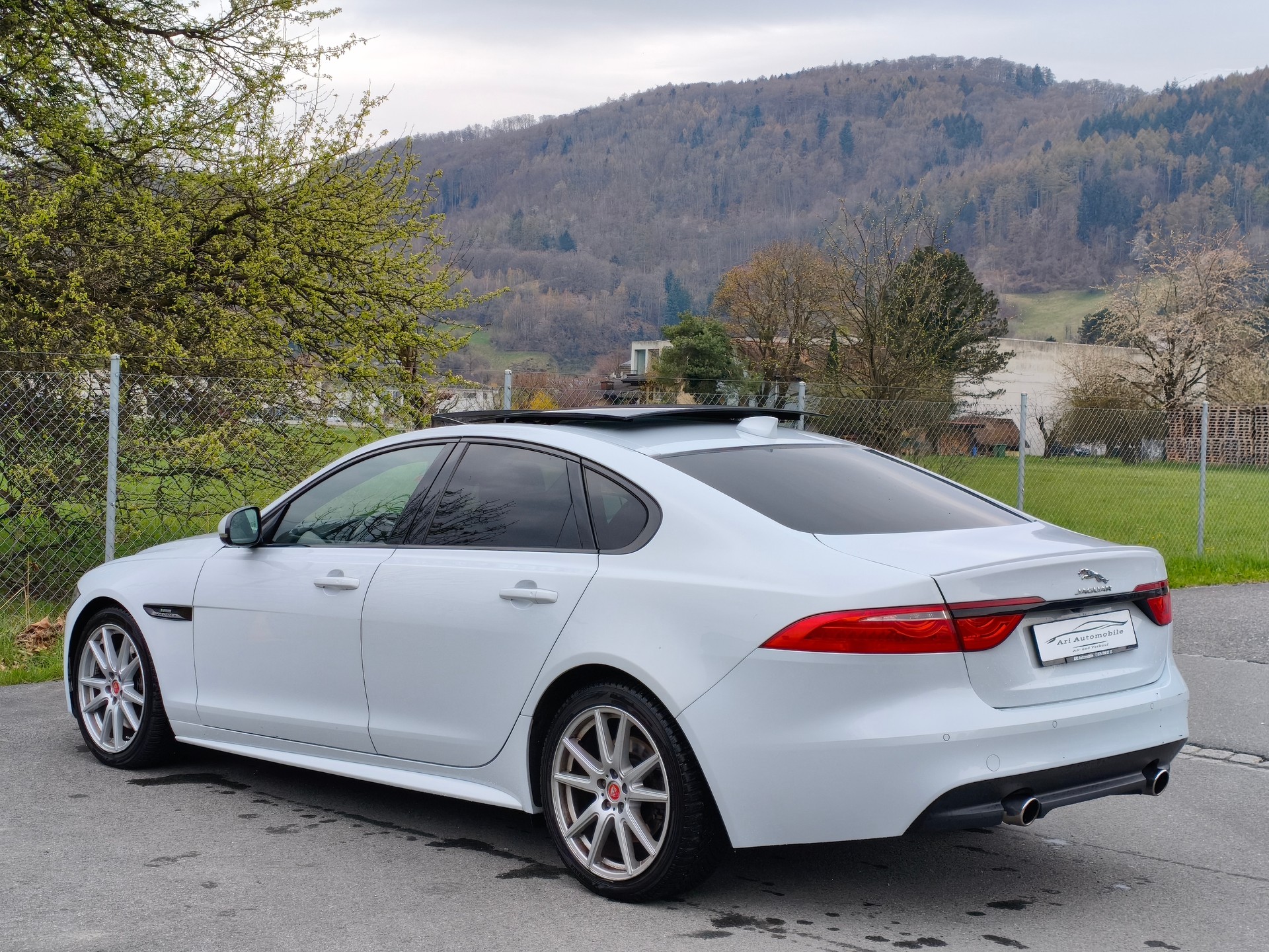 JAGUAR XF 30d R-Sport Automatic-image-8