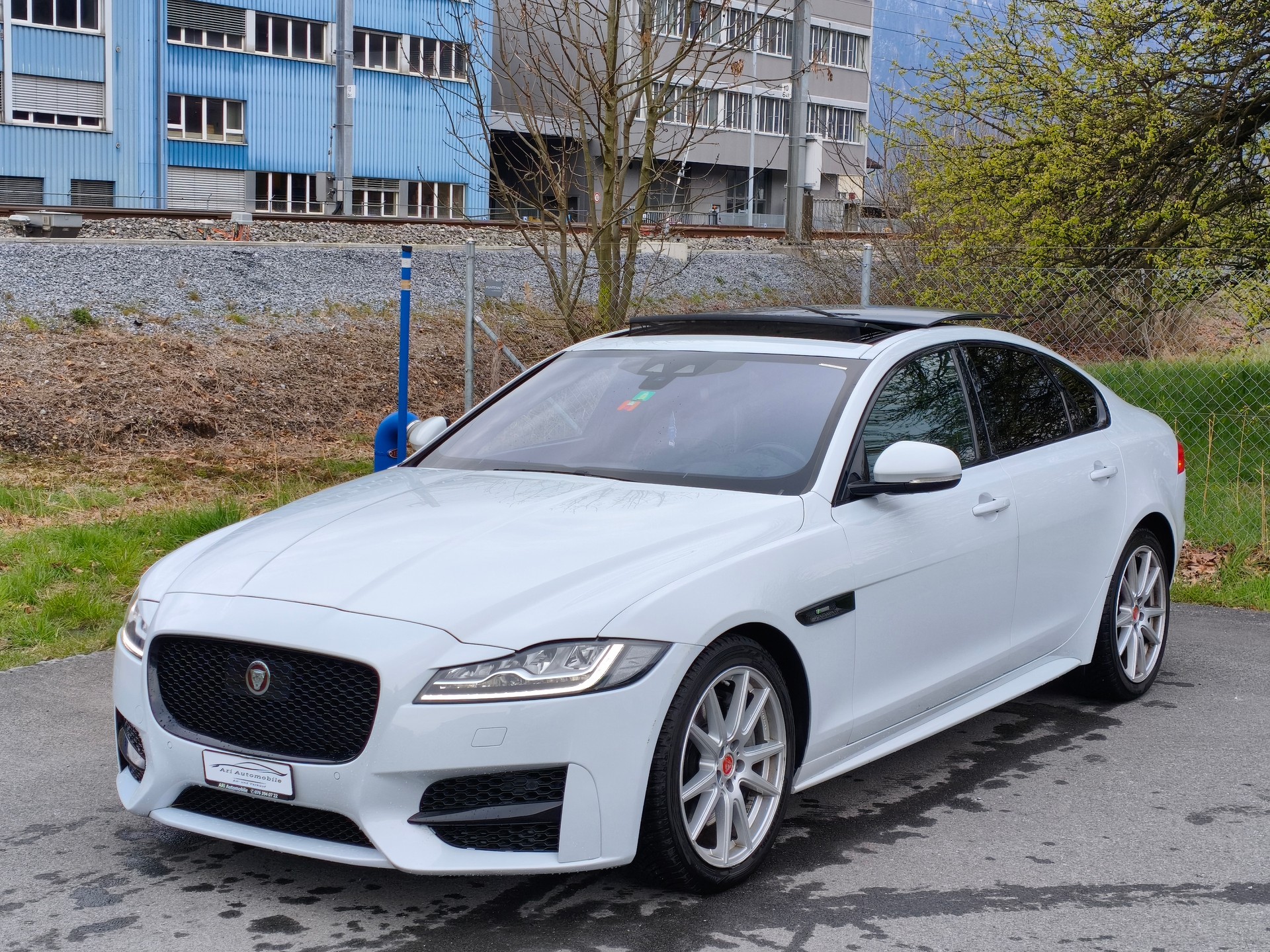 JAGUAR XF 30d R-Sport Automatic-image-10
