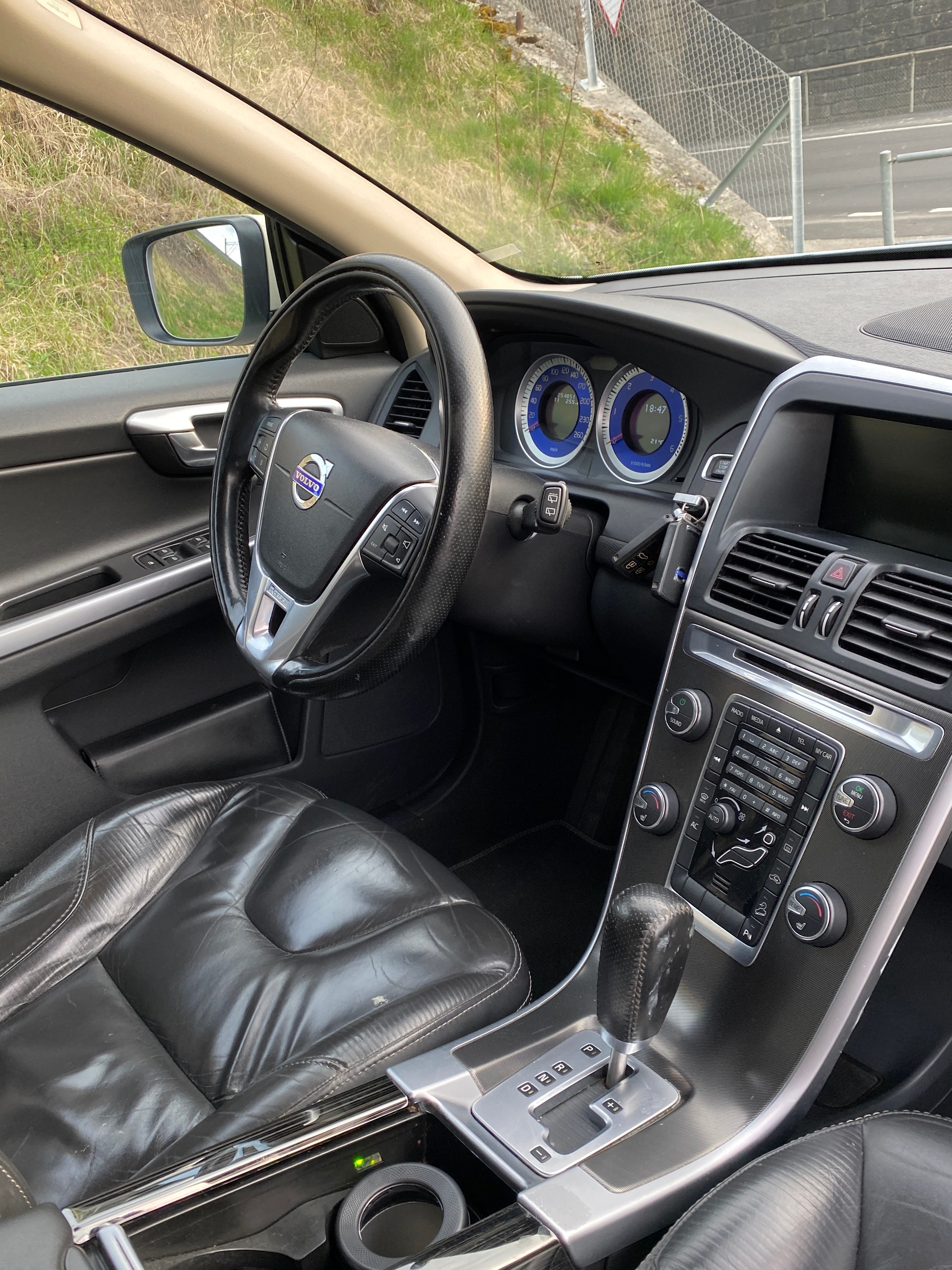 VOLVO XC60 D3 AWD R-Design Geartronic-image-6