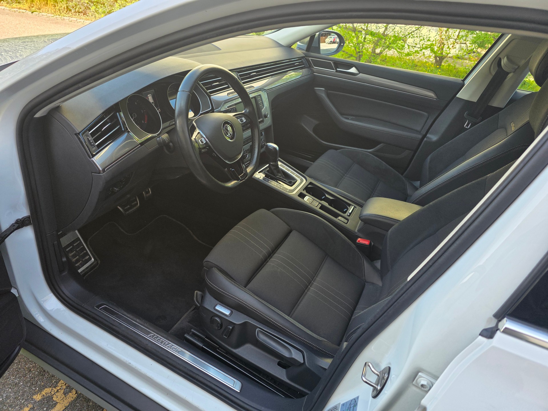 VW Passat Alltrack 2.0 TDI BMT 4Motion DSG-image-7