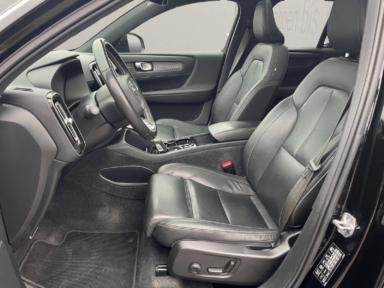 VOLVO XC40 1.5 T5 PiH R-Design-image-10