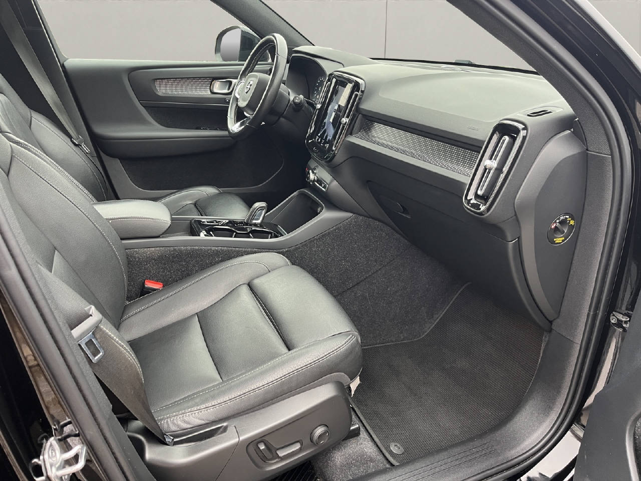 VOLVO XC40 1.5 T5 PiH R-Design-image-11