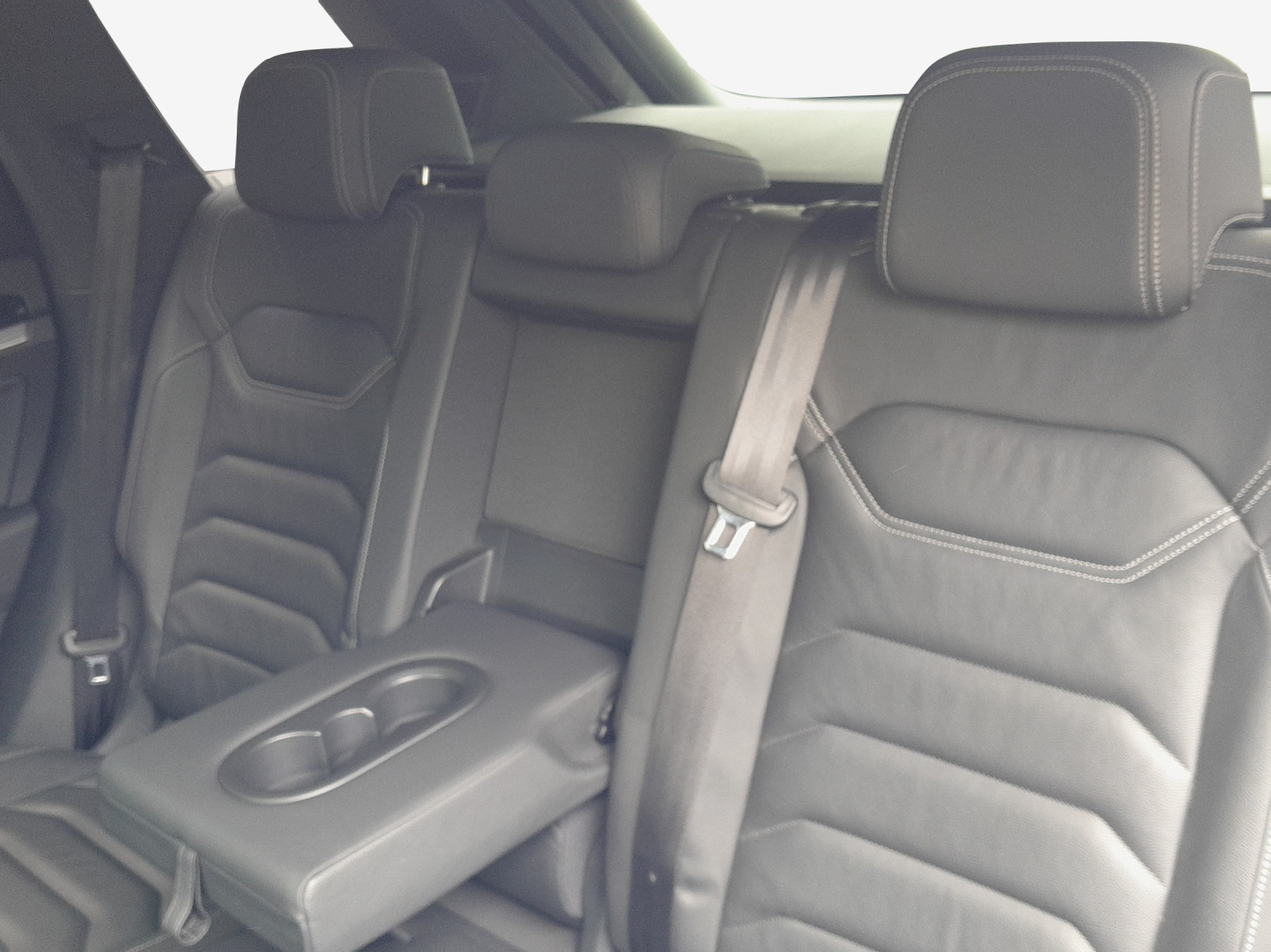VW Touareg 3.0 TSI eHybrid R Tiptronic-image-11