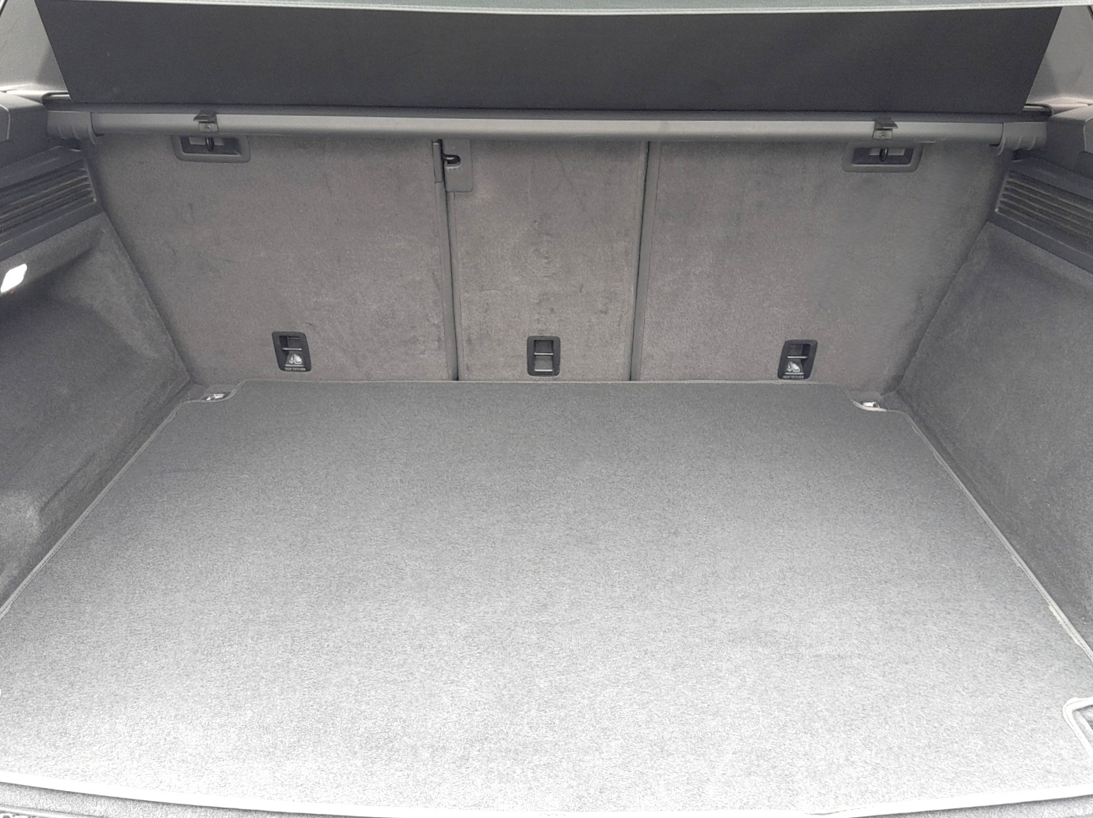 VW Touareg 3.0 TSI eHybrid R Tiptronic-image-12