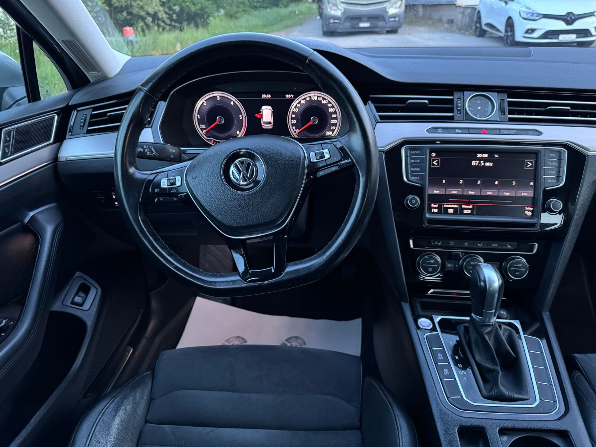 VW Passat Variant 2.0 TDI BMT Highline DSG 4Motion-image-19
