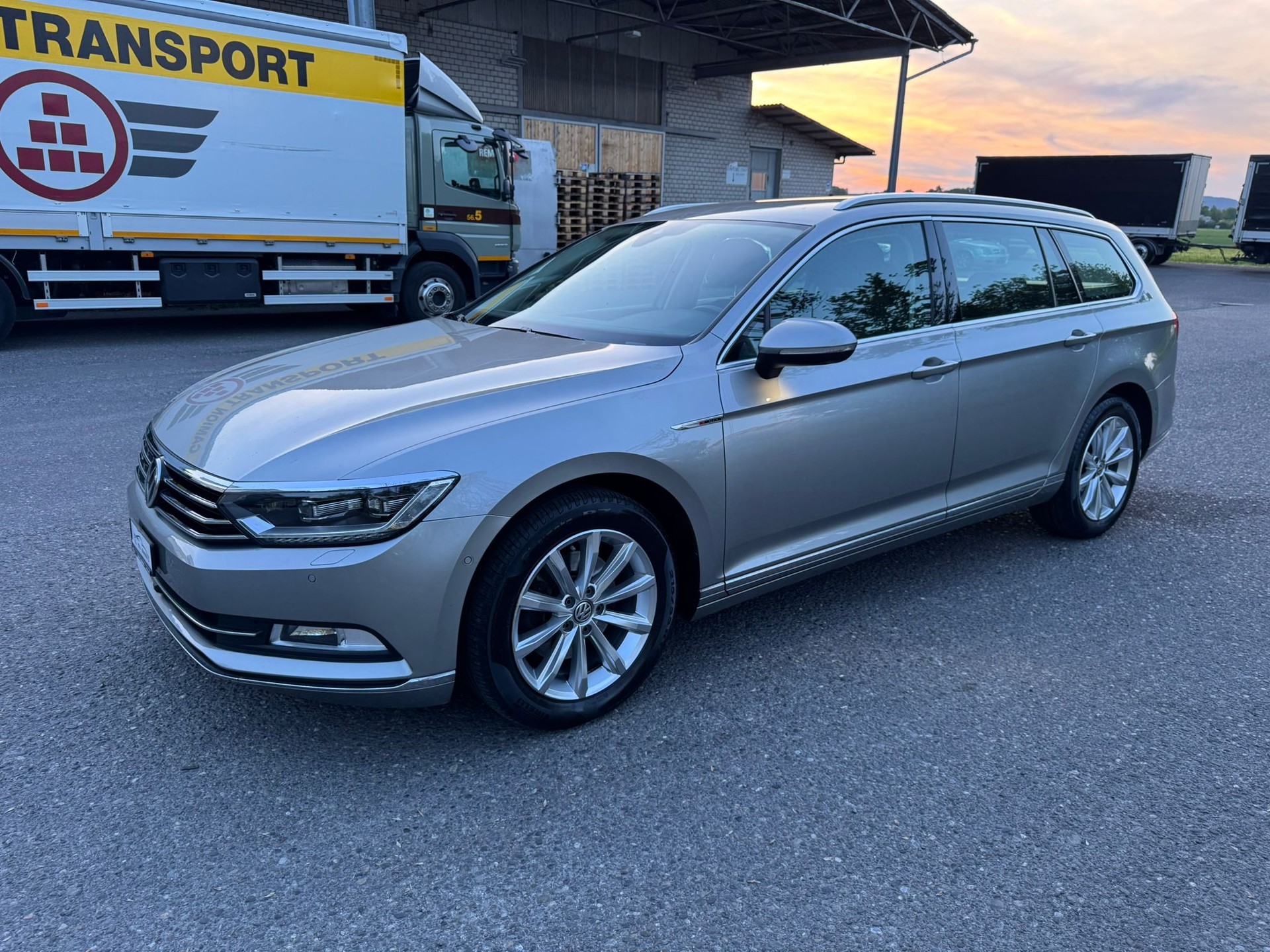 VW Passat Variant 2.0 TDI BMT Highline DSG 4Motion-image-2