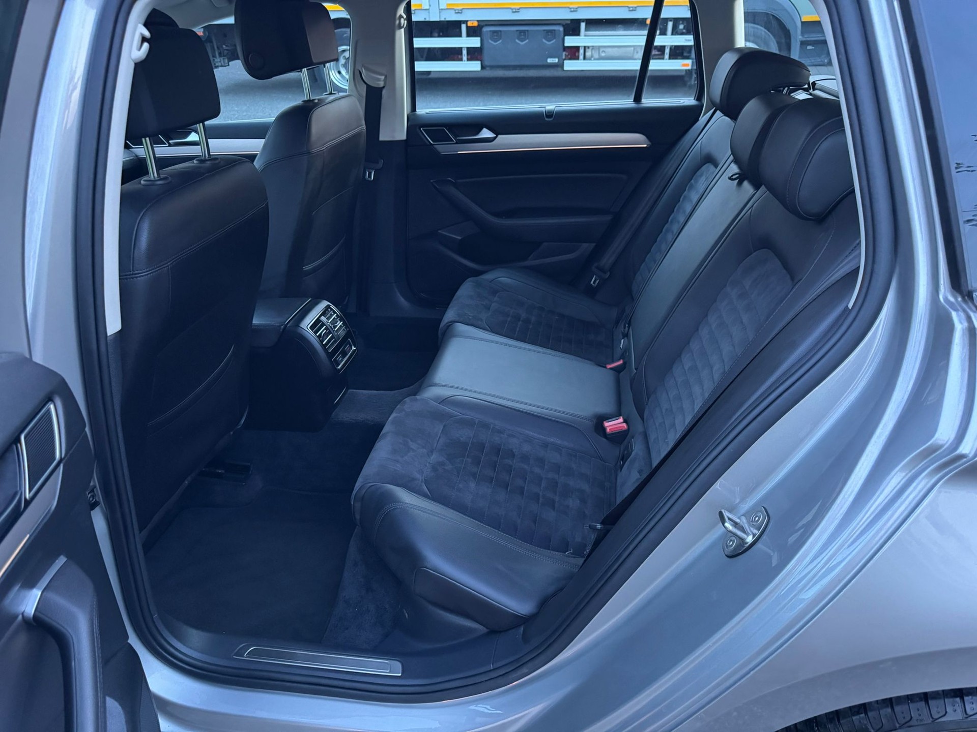 VW Passat Variant 2.0 TDI BMT Highline DSG 4Motion-image-16
