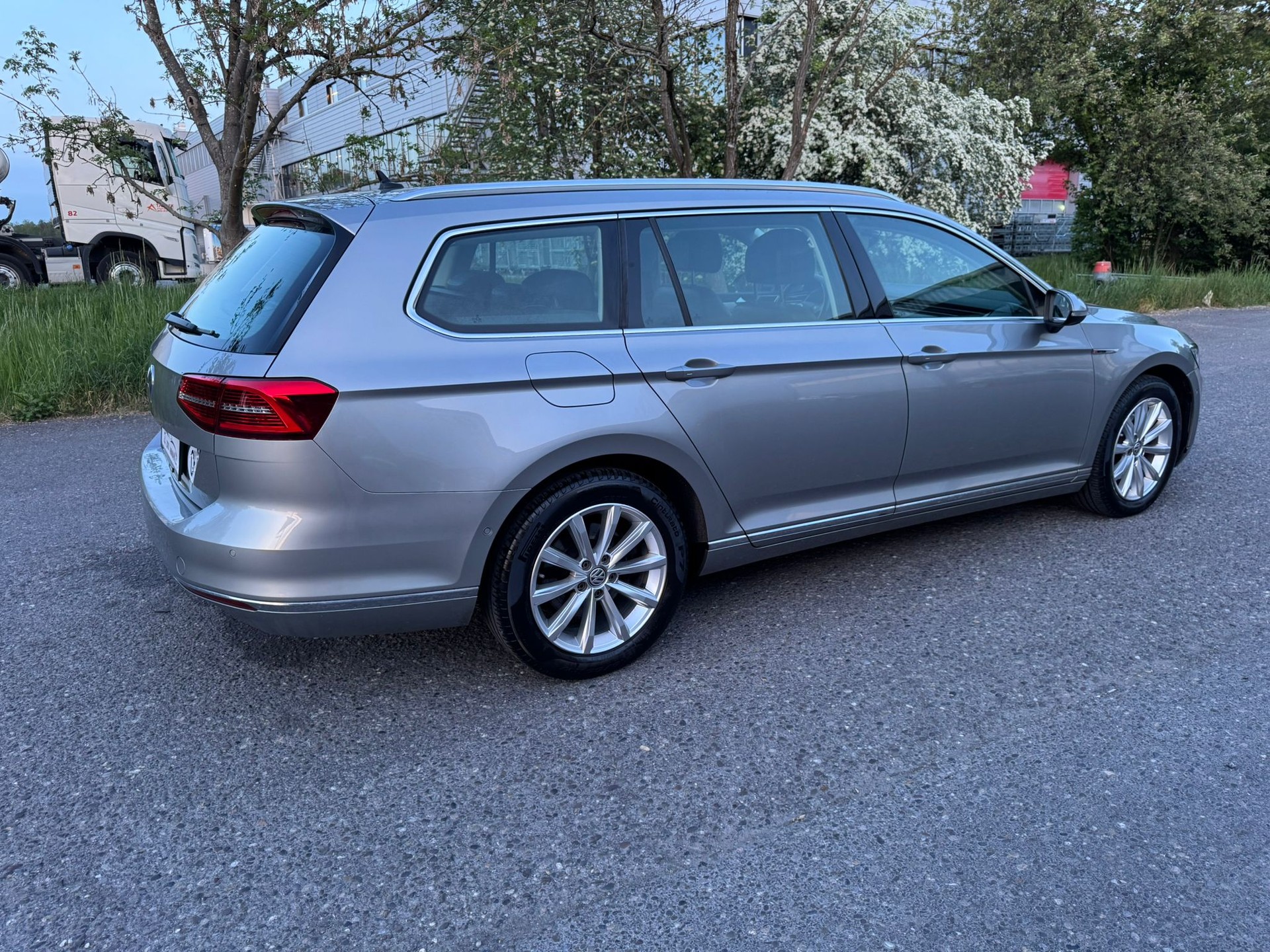 VW Passat Variant 2.0 TDI BMT Highline DSG 4Motion-image-5