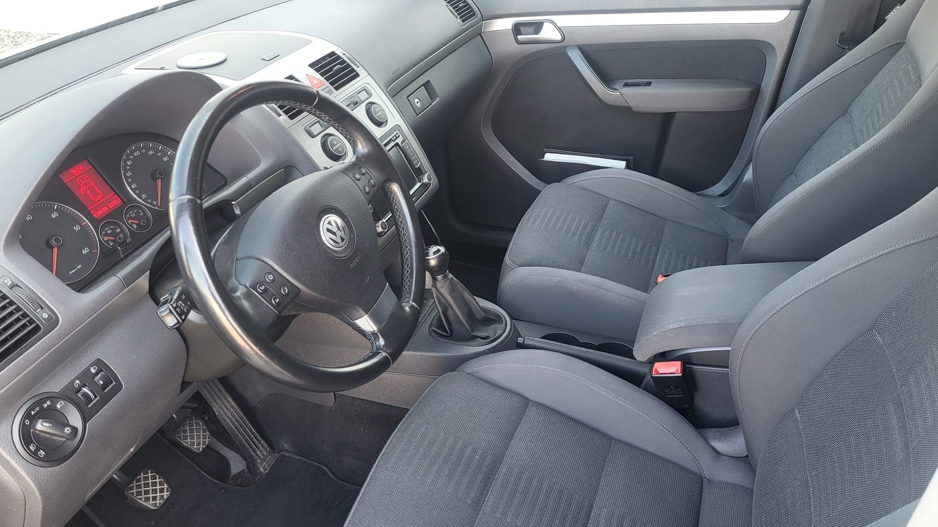 VW Touran 2.0 TDI Highline-image-6