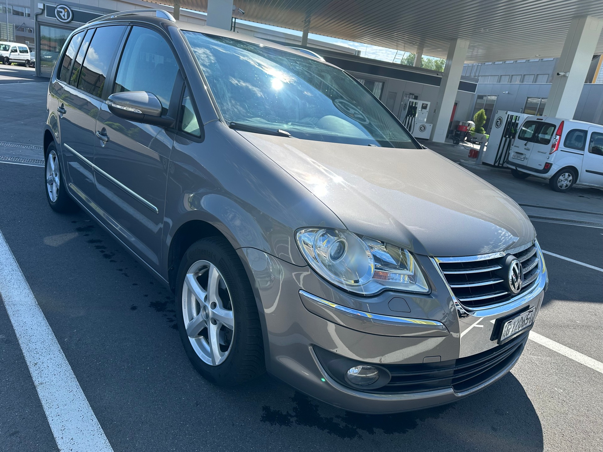 VW Touran 2.0 TDI Highline-image-1