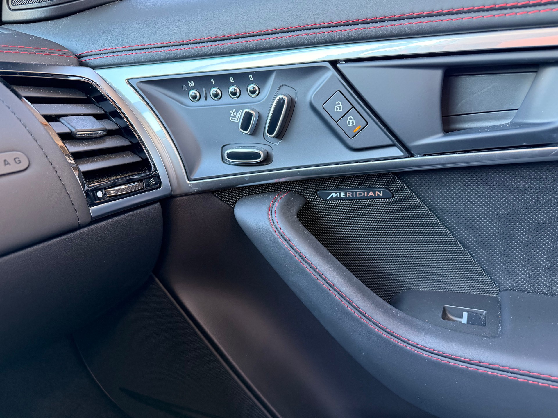 JAGUAR F-Type Convertible 5.0 V8 R75 AWD Automatik-image-22