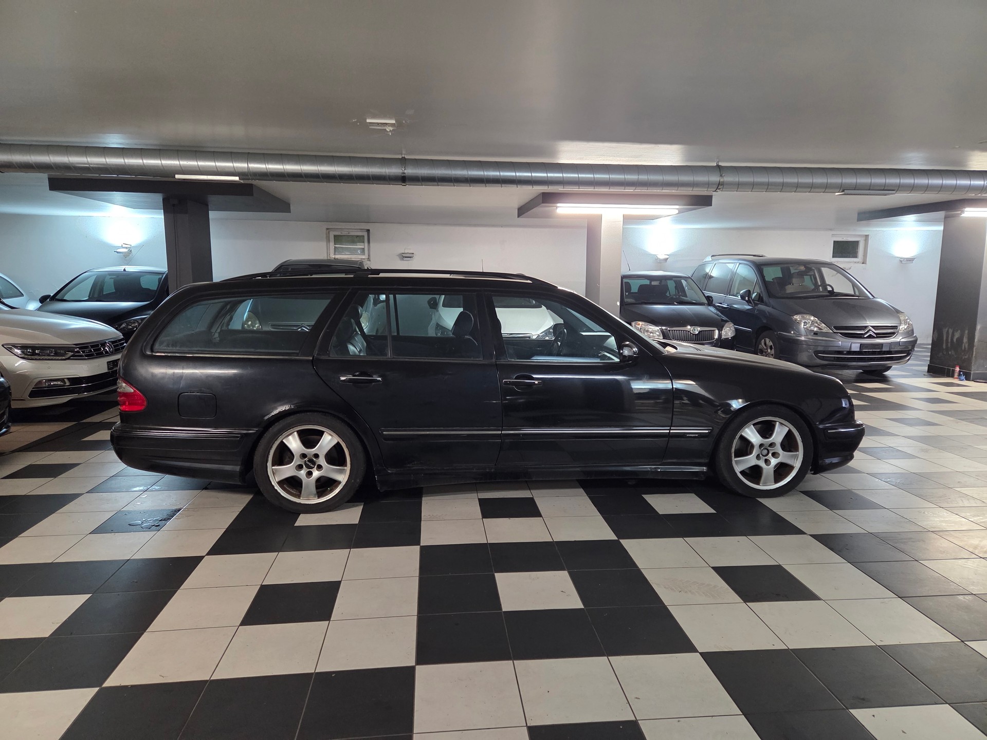 MERCEDES-BENZ E 55 AMG Avantgarde Automatic-image-4