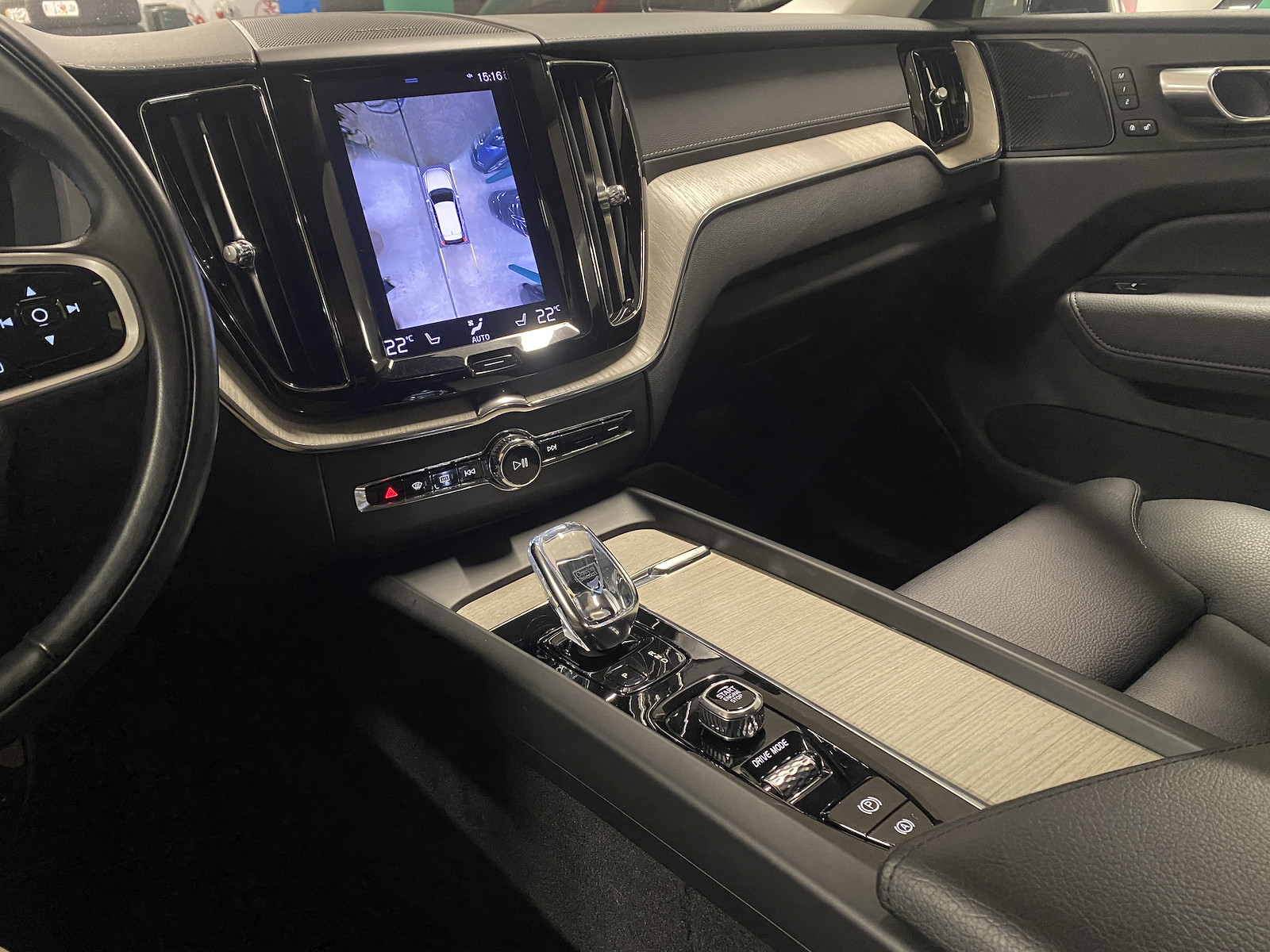 VOLVO XC60 2.0 B5 MH Inscription AWD-image-11