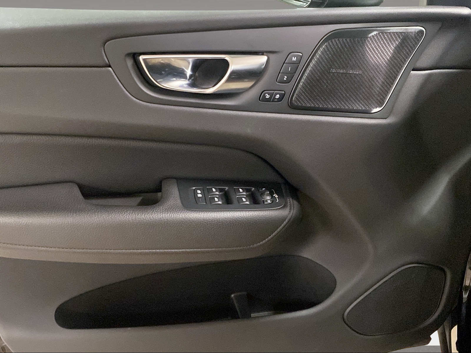 VOLVO XC60 2.0 B5 MH Inscription AWD-image-9