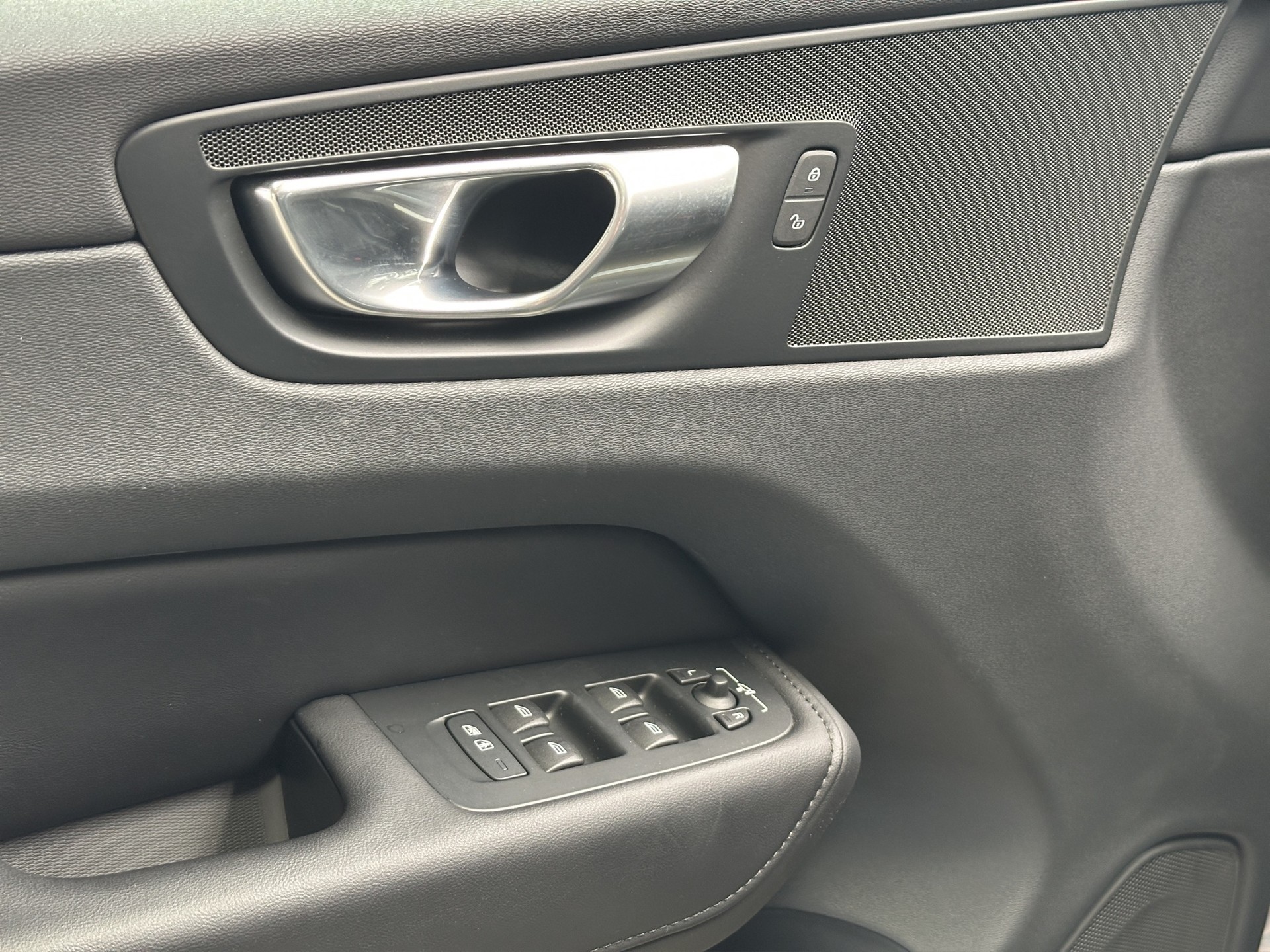 VOLVO XC60 B4 Diesel 2WD Mild Hybrid Core Geartronic-image-8