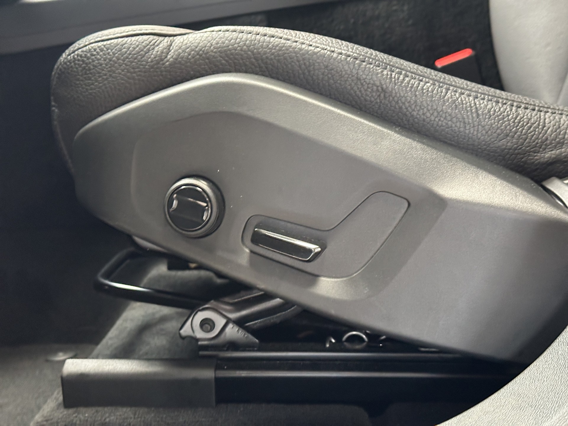 VOLVO XC60 B4 Diesel 2WD Mild Hybrid Core Geartronic-image-9