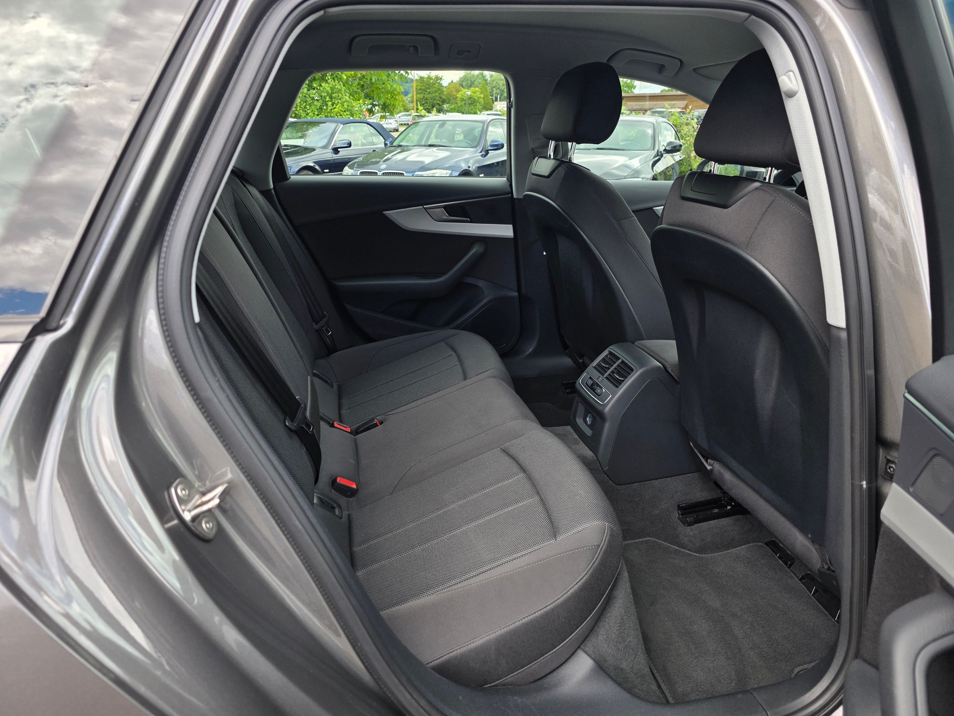 AUDI A4 Avant 40 TDI Attraction Quattro S-tronic * CH-Fahrzeug * Frisch ab MFK *-image-21