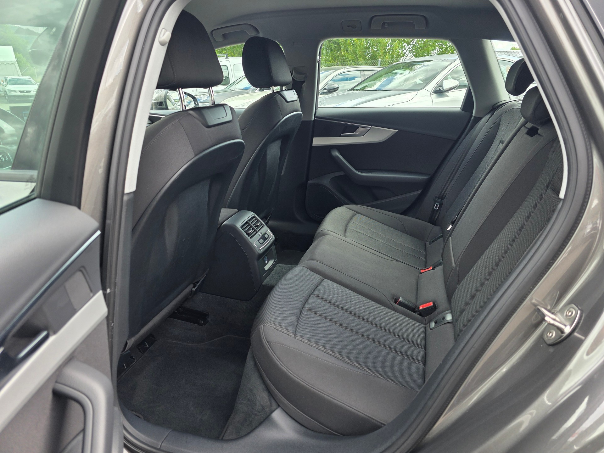 AUDI A4 Avant 40 TDI Attraction Quattro S-tronic * CH-Fahrzeug * Frisch ab MFK *-image-22