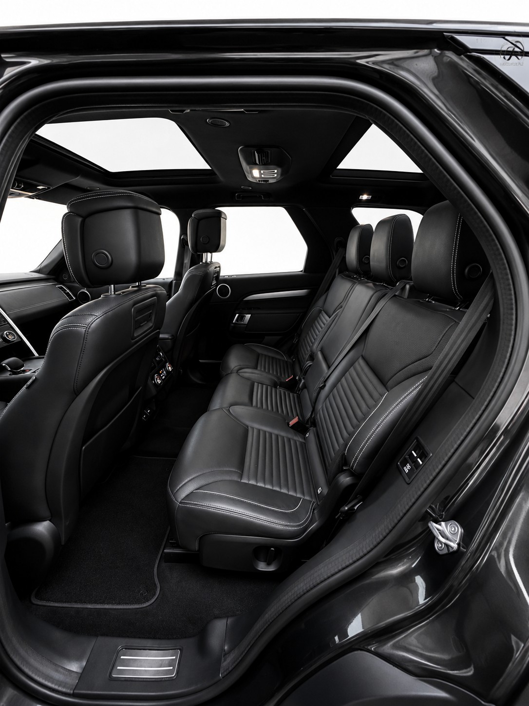 LAND ROVER Discovery 3.0 i6 360 R-Dynamic HSE AWD Automatic-image-6