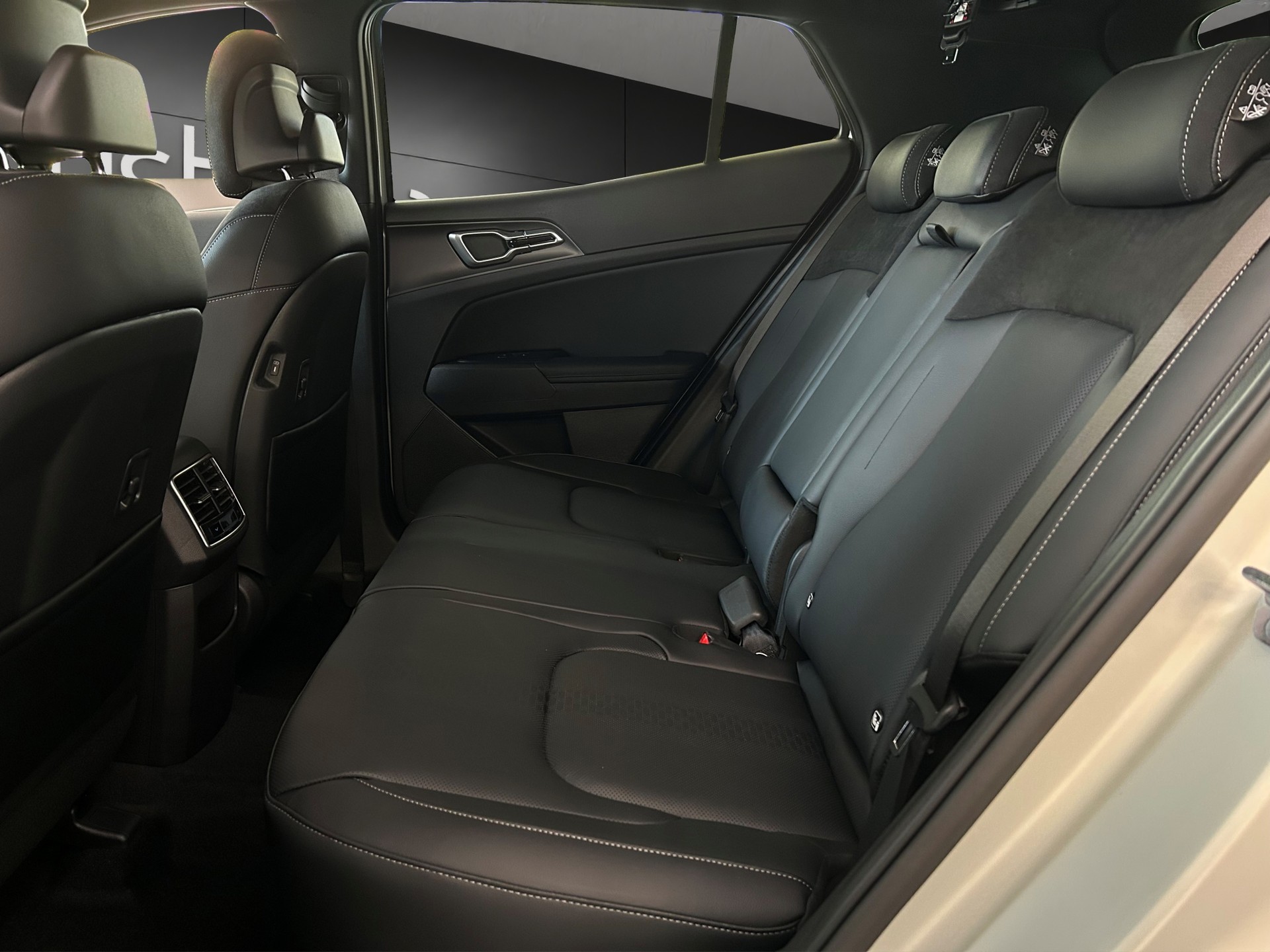 KIA Sportage 1.6 T-GDi Hybrid Black Edition-image-10