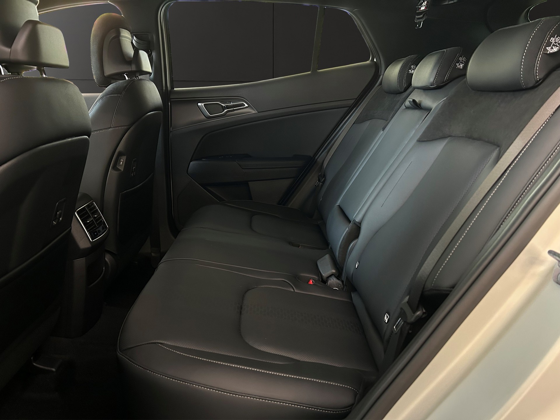 KIA Sportage 1.6 T-GDi Hybrid Black Edition-image-10