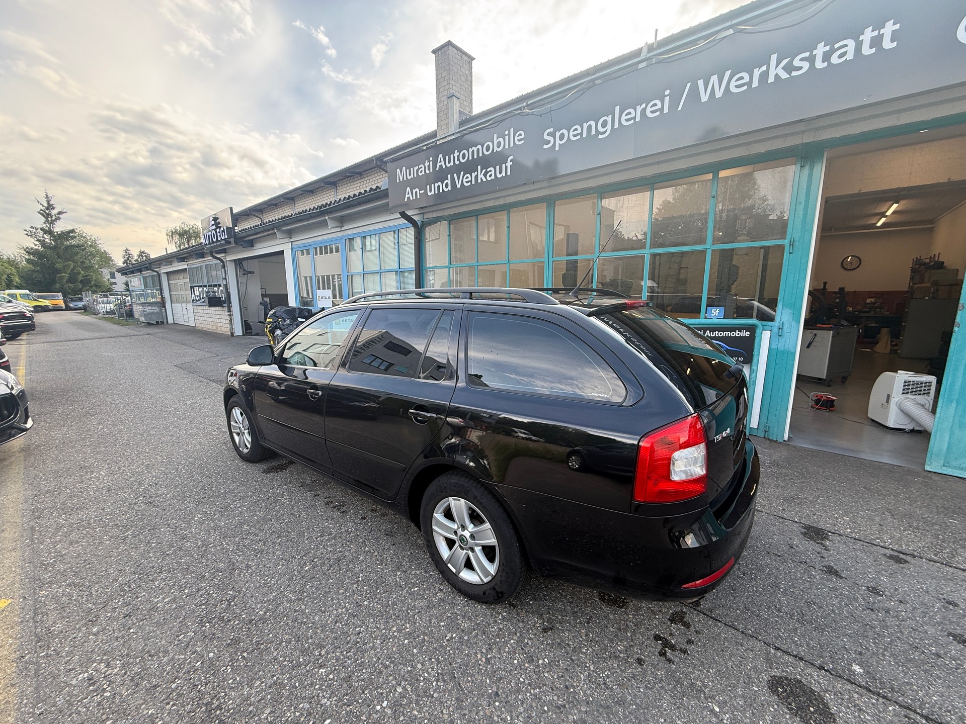 SKODA Octavia Combi 1.8 TSI 50Years 4x4-image-3