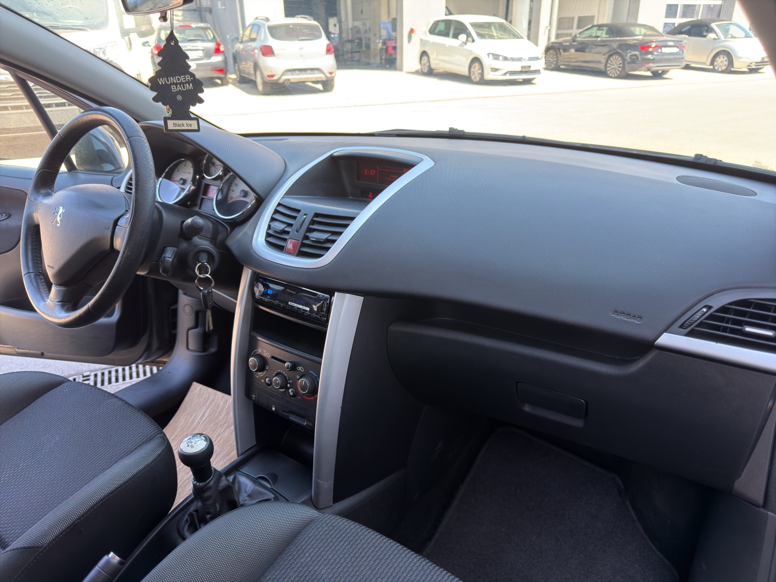 PEUGEOT 207 1.4 16V Allure-image-18