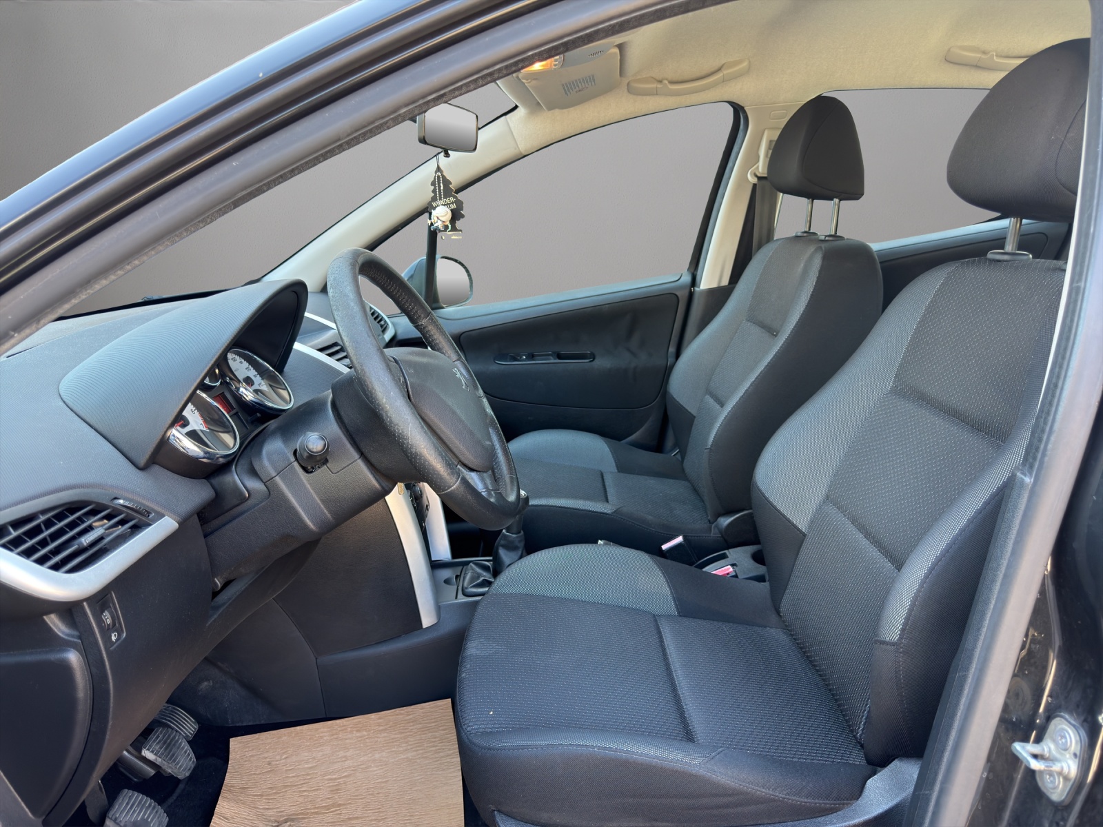 PEUGEOT 207 1.4 16V Allure-image-8