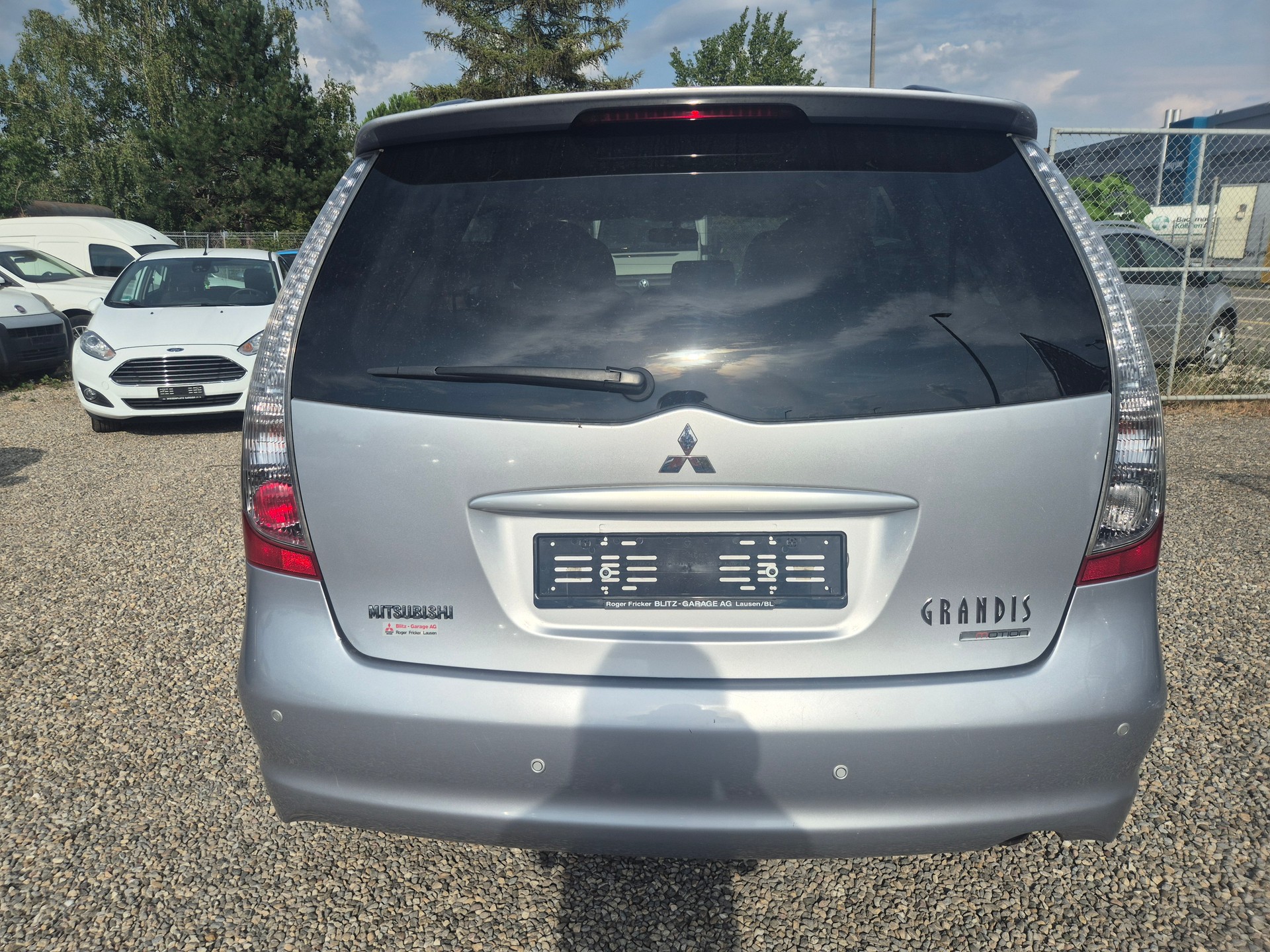 MITSUBISHI GRANDIS-image-5