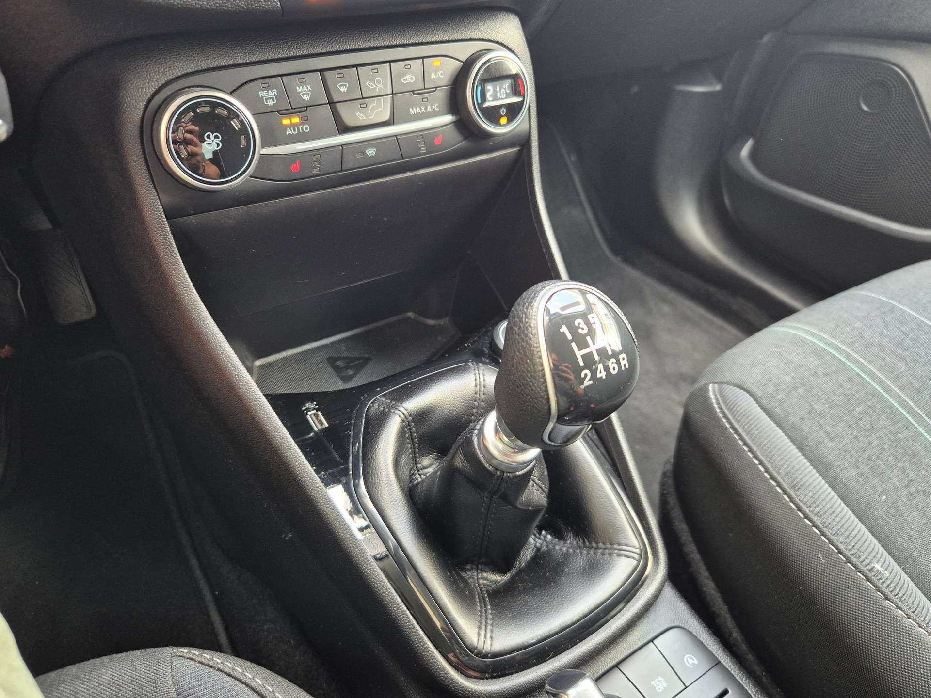 FORD Fiesta 1.0 SCTi Titanium-image-12